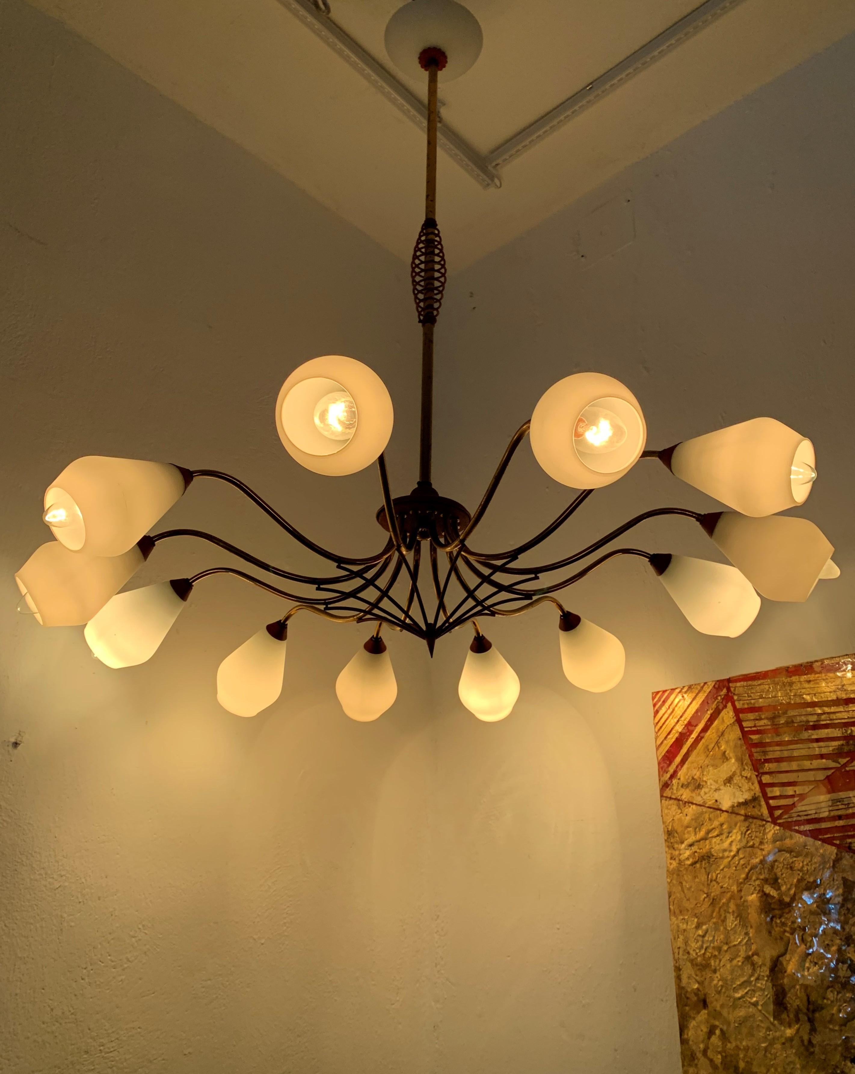 Italian Mid-Century Modern Chandelier in Brass and Opaline Glass, Attributed to Stilnovo For Sale
