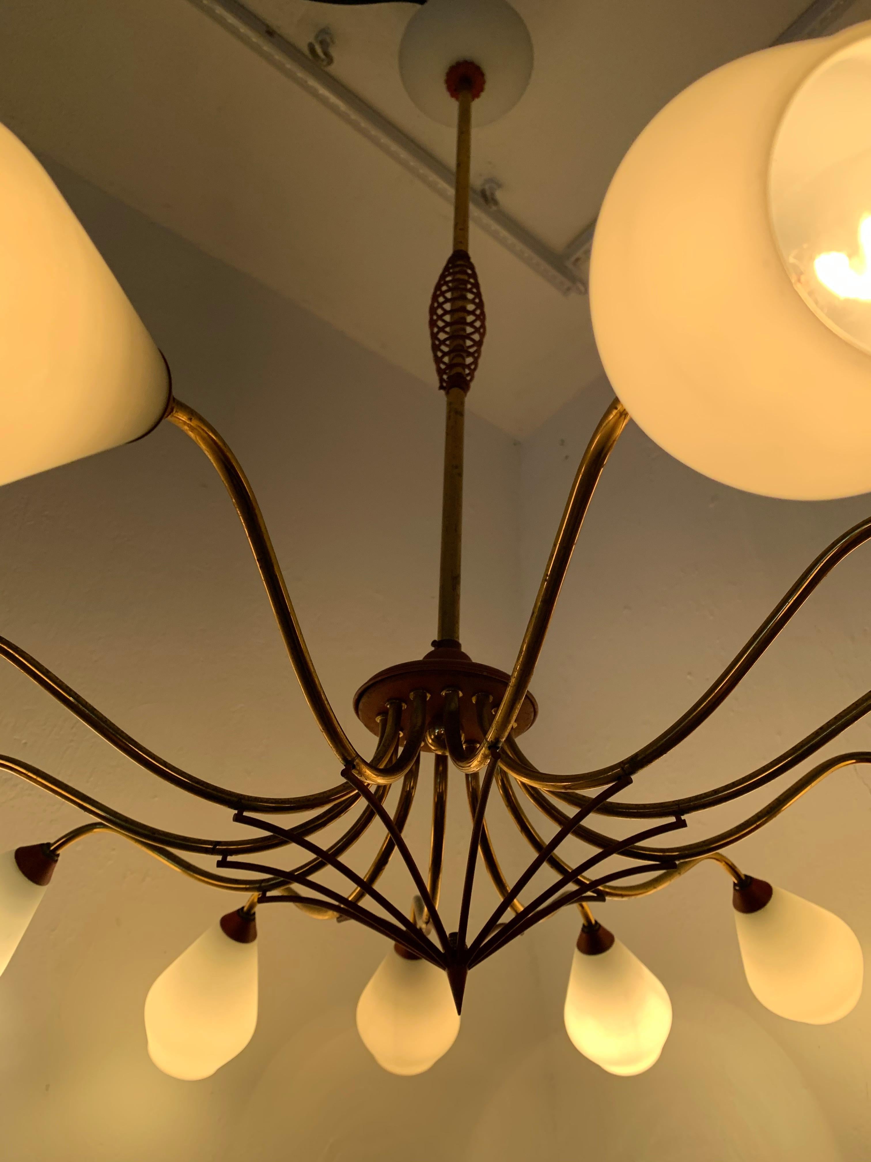 Mid-Century Modern Chandelier in Brass and Opaline Glass, Attributed to Stilnovo In Good Condition For Sale In Merida, Yucatan