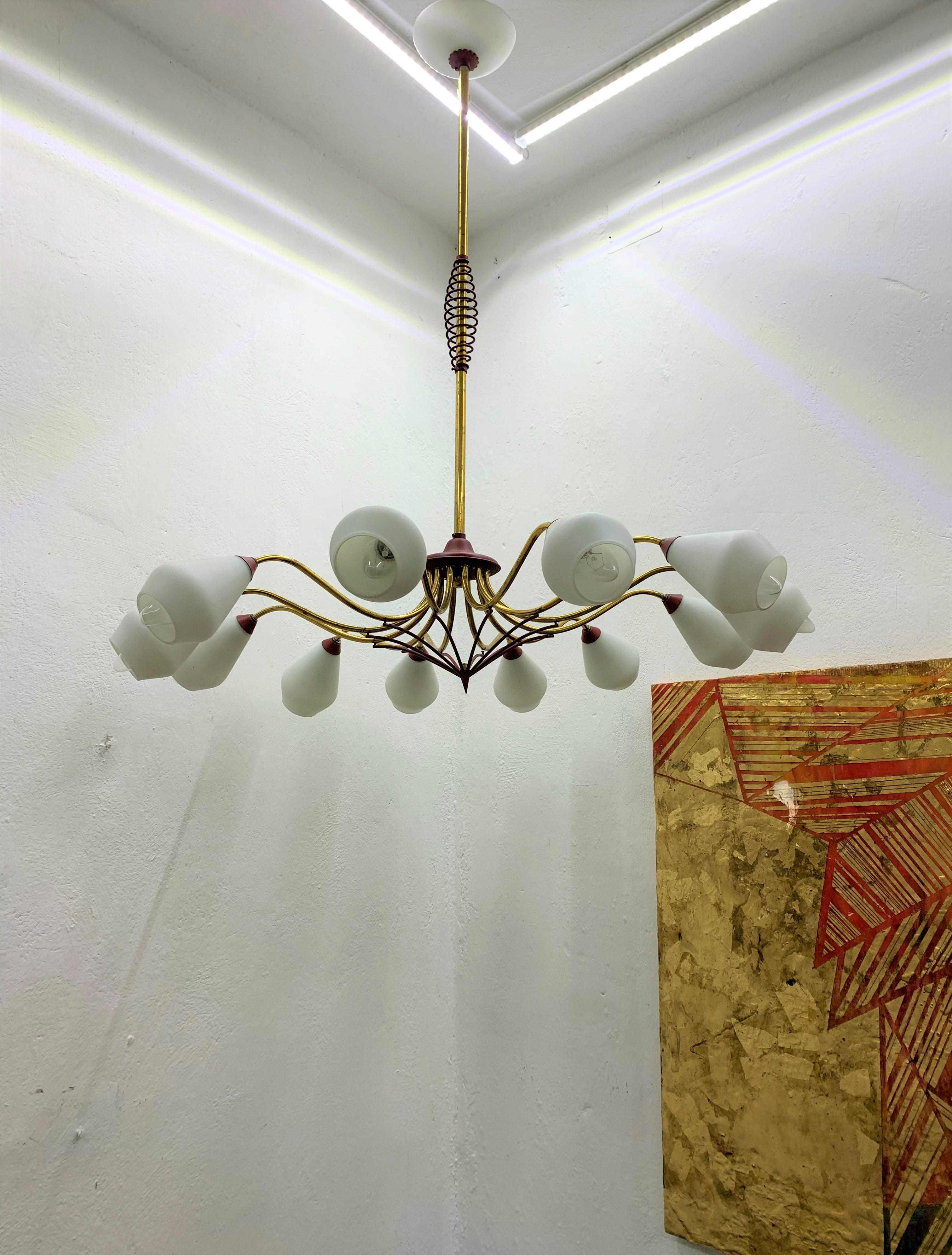 Metà XX secolo Lampadario moderno di metà secolo in ottone e vetro opalino, attribuito a Stilnovo in vendita