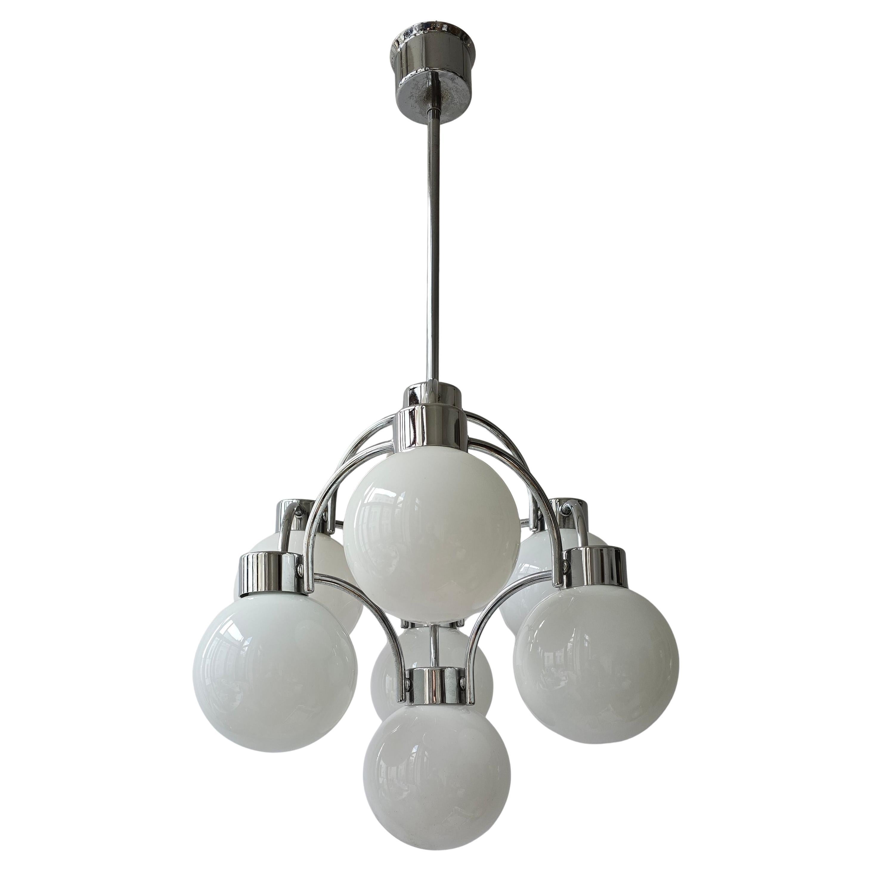 Mid-Century moderno Lampadario moderno di metà secolo in cromo e vetro latteo in vendita