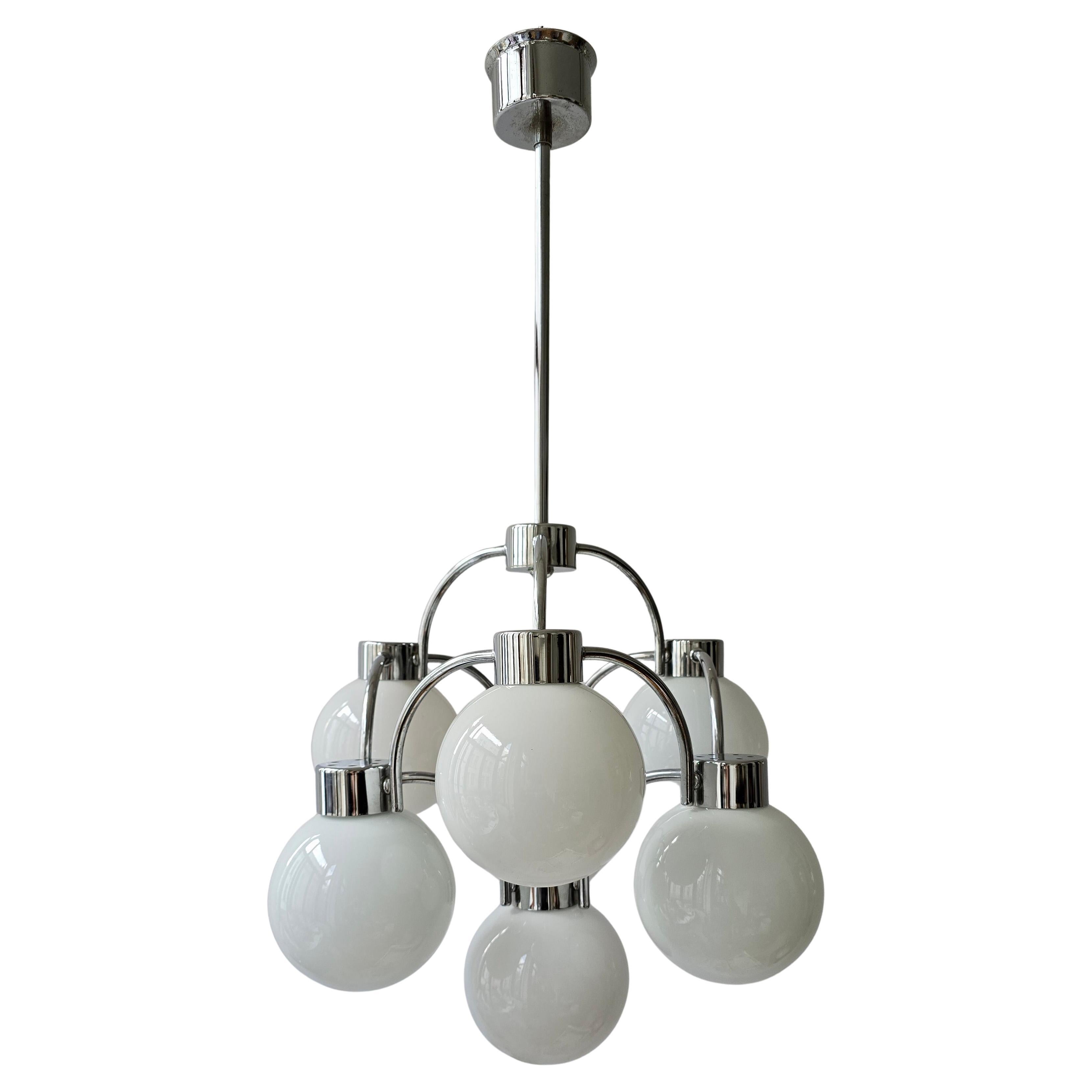 Italiano Lampadario moderno di metà secolo in cromo e vetro latteo in vendita