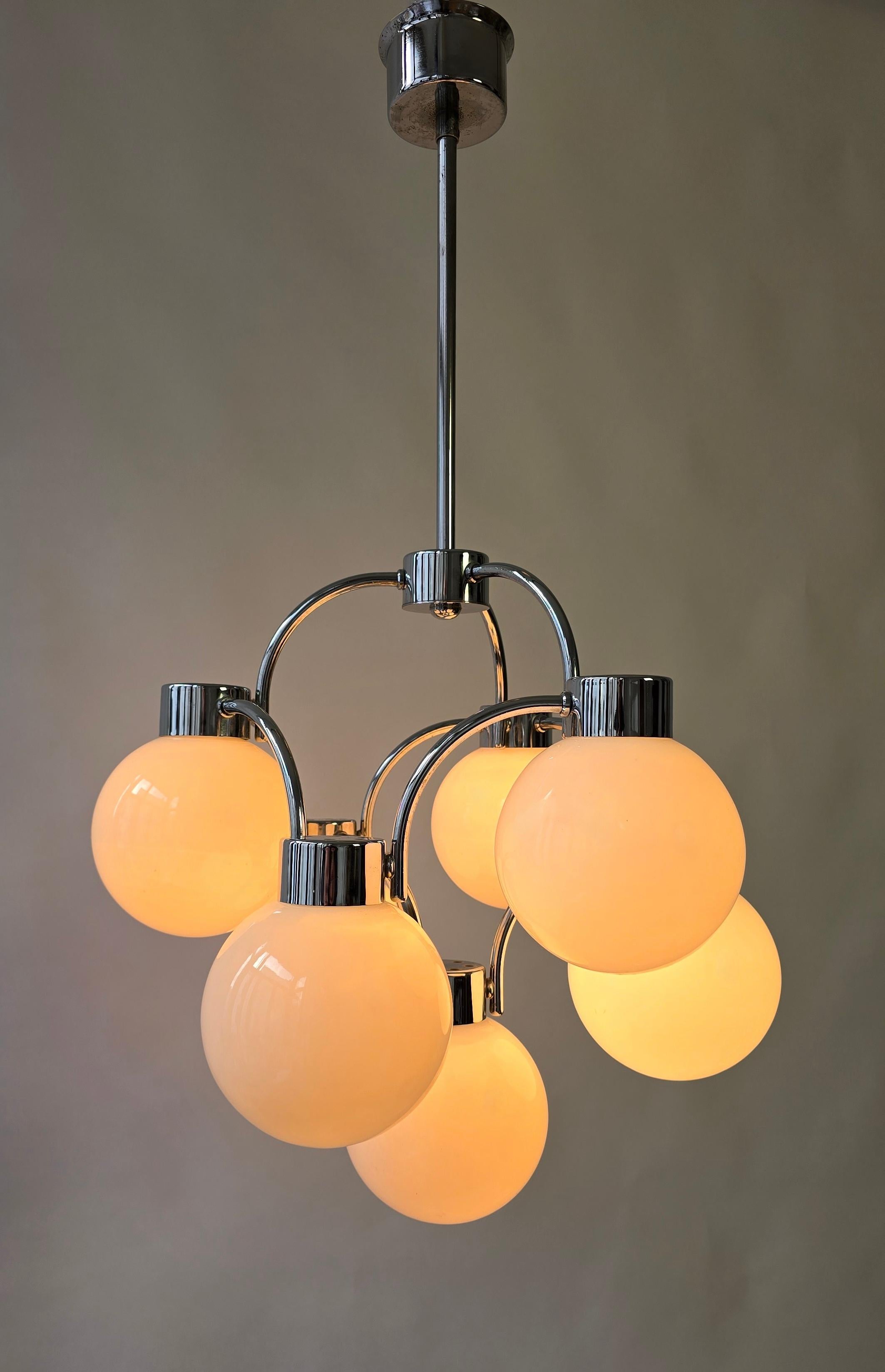 Lampadario moderno di metà secolo in cromo e vetro latteo In condizioni buone in vendita a Antwerp, BE