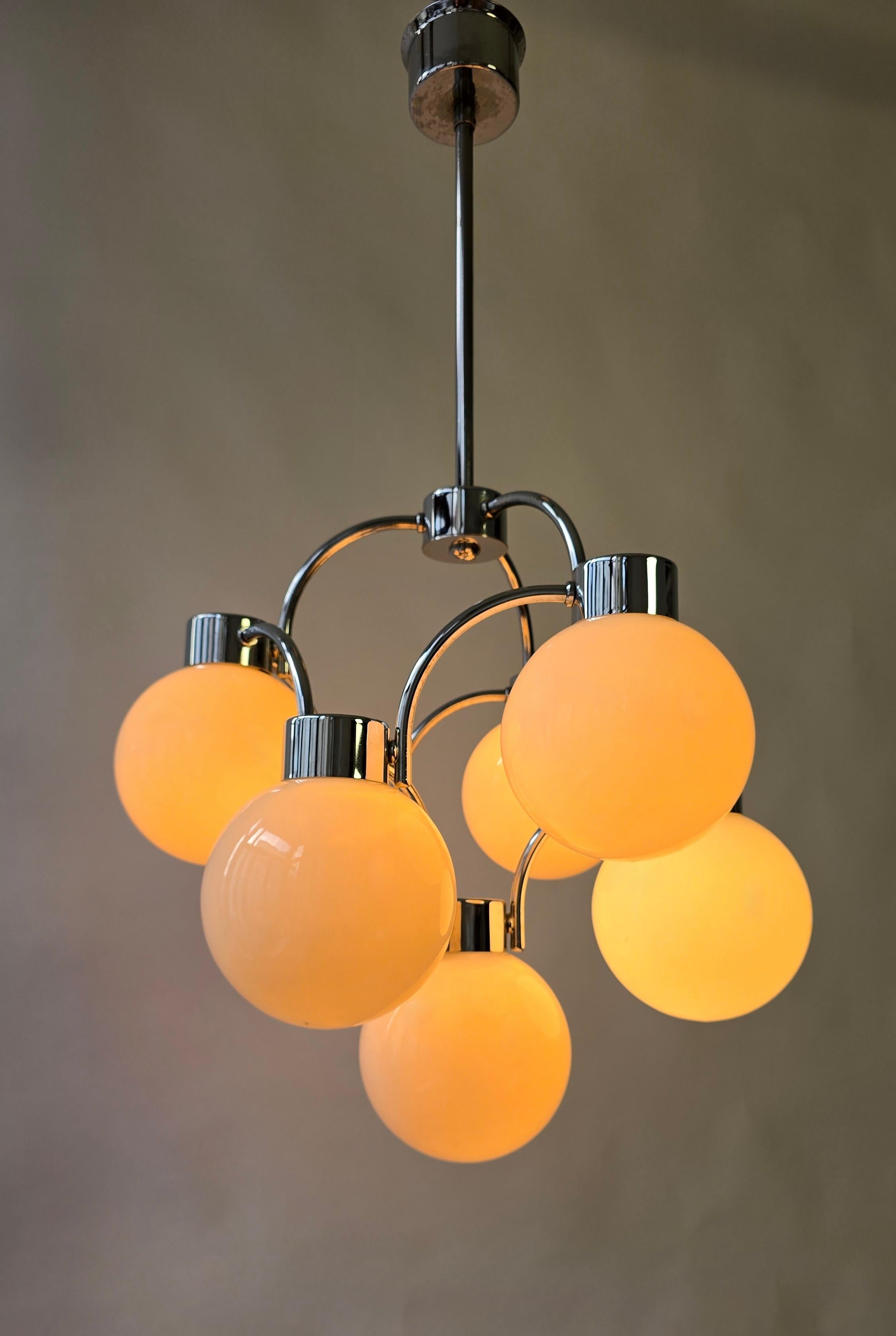 XX secolo Lampadario moderno di metà secolo in cromo e vetro latteo in vendita