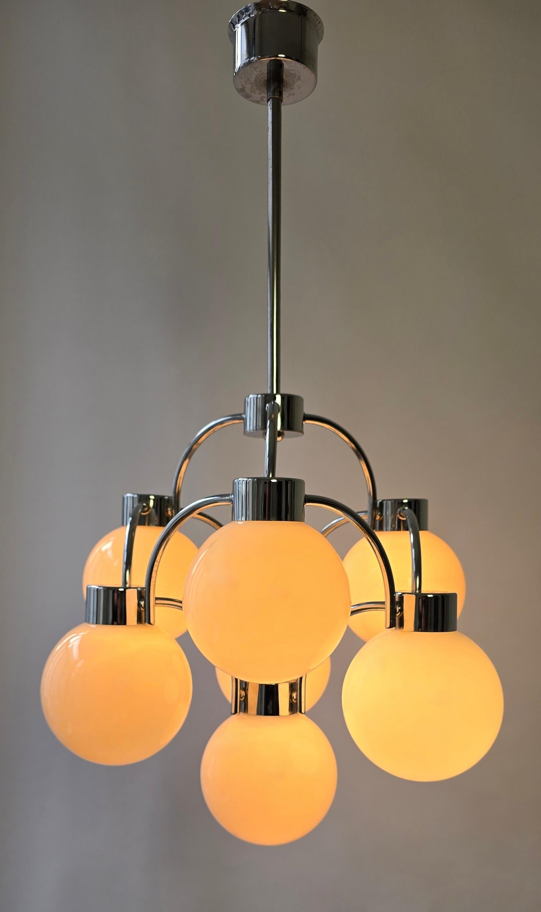 Vetro opalino Lampadario moderno di metà secolo in cromo e vetro latteo in vendita
