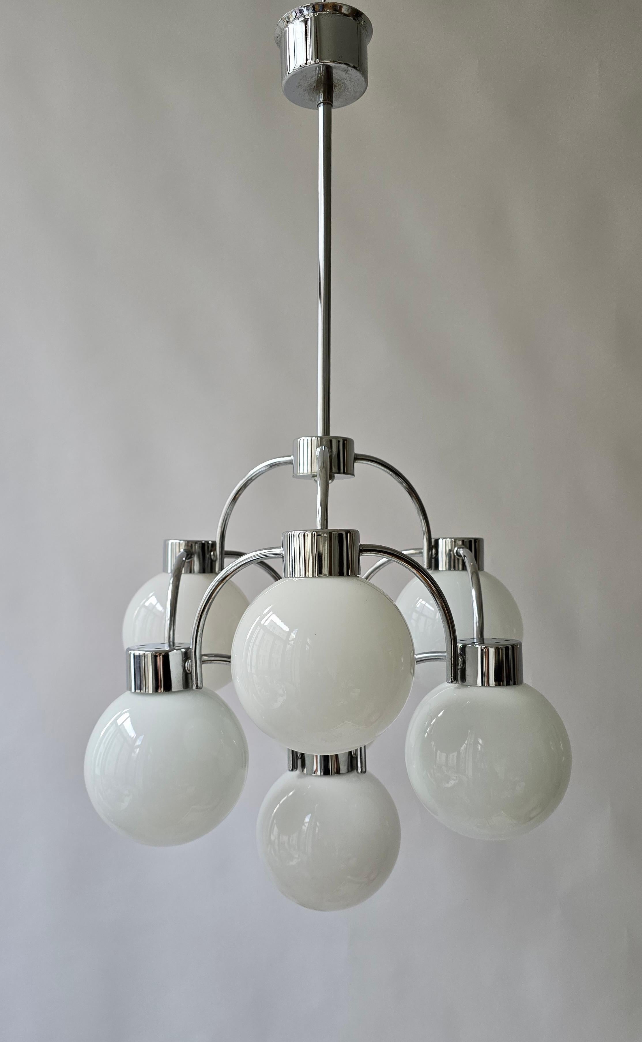 Lampadario moderno di metà secolo in cromo e vetro latteo in vendita 1