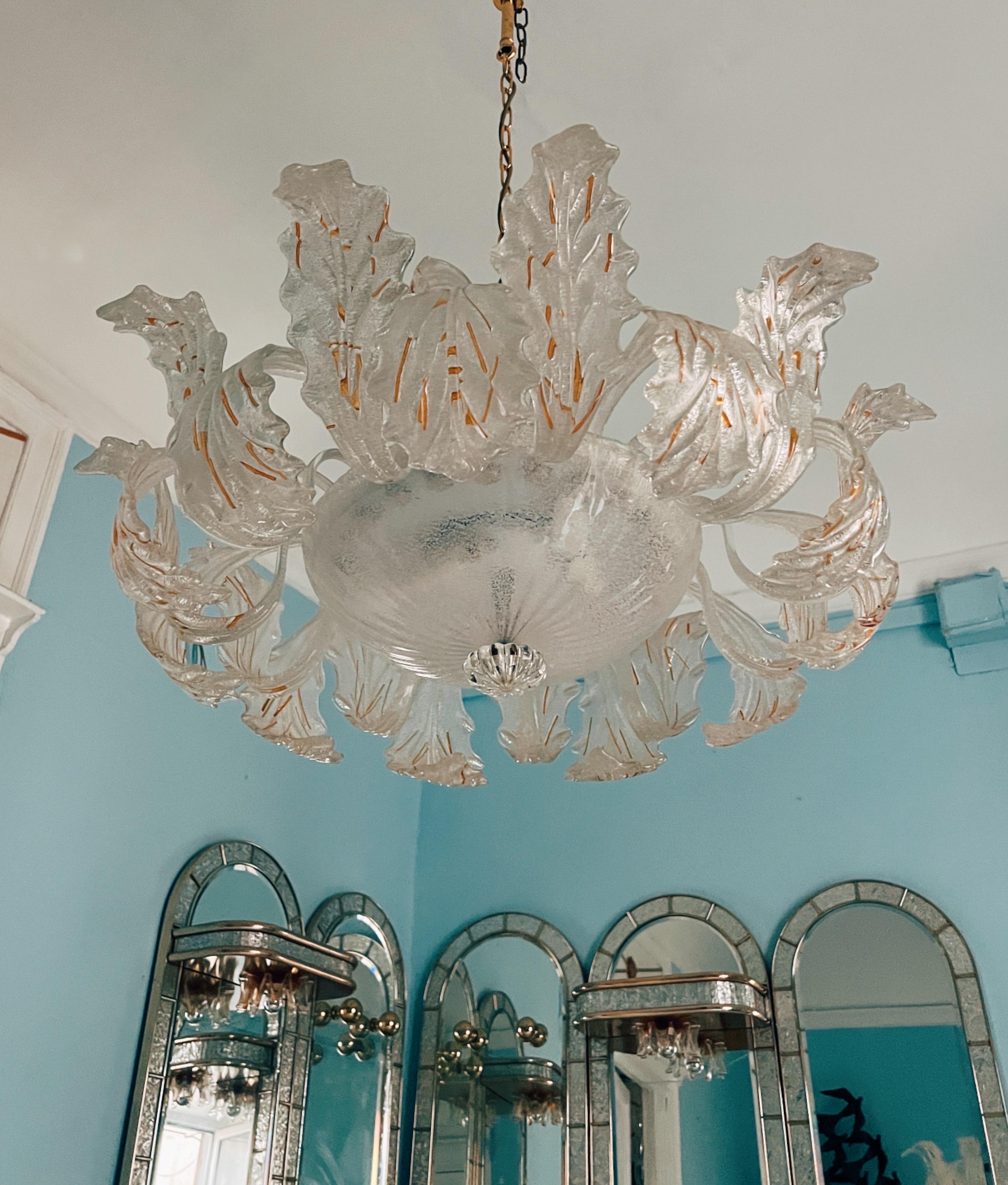 Dieser Kronleuchter aus den 1980er Jahren ist ein Meisterwerk der Murano-Glaskunsthandwerker Barovier & Toso und ein wahres Glanzstück.

Mit 26 Blättern aus Murano-Glas geschmückt, von denen jedes sorgfältig mit einem karamellfarbenen Dekor versehen