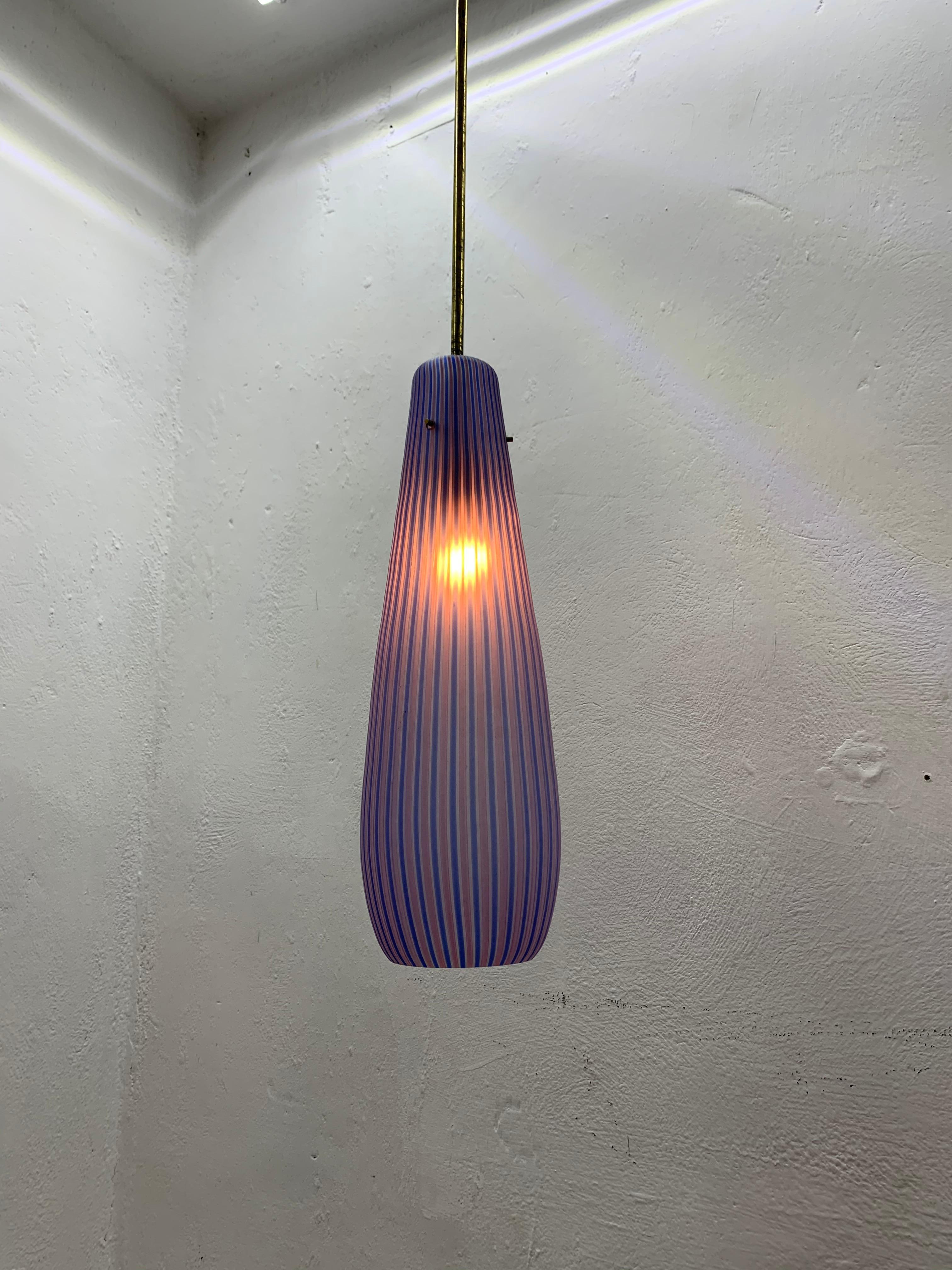 Beautiful Mid-Century Modern pendant light in pink/blue/purple Murano glass in the style of Massimo Vignelli, circa 1960s 

Measurements:
Total height 45 inches
Glass shade 13.5 inches high by 5