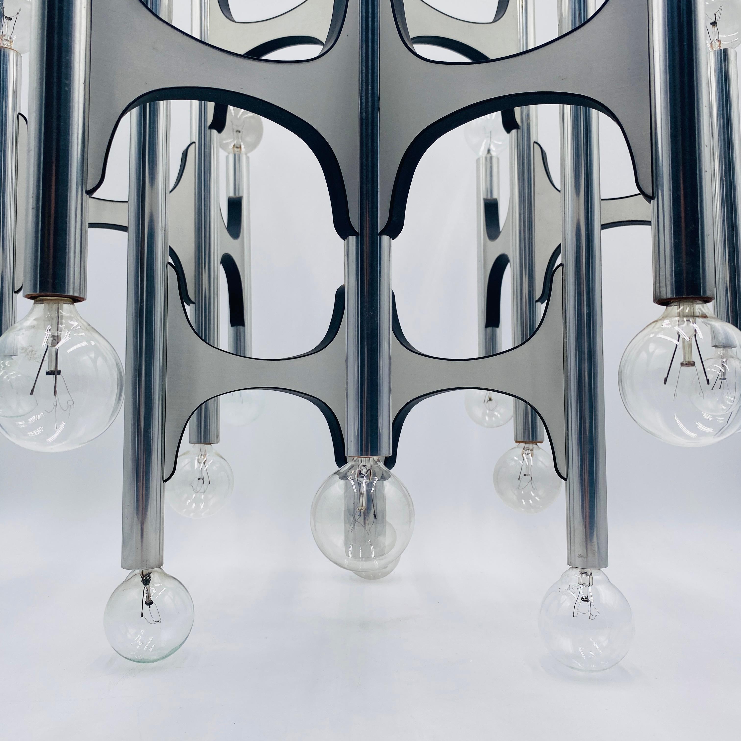 An iconic mid-century modern chrome 24-light chandelier by the infamous Gaetano Sciolari for Lightolier. Includes original wiring and a 28