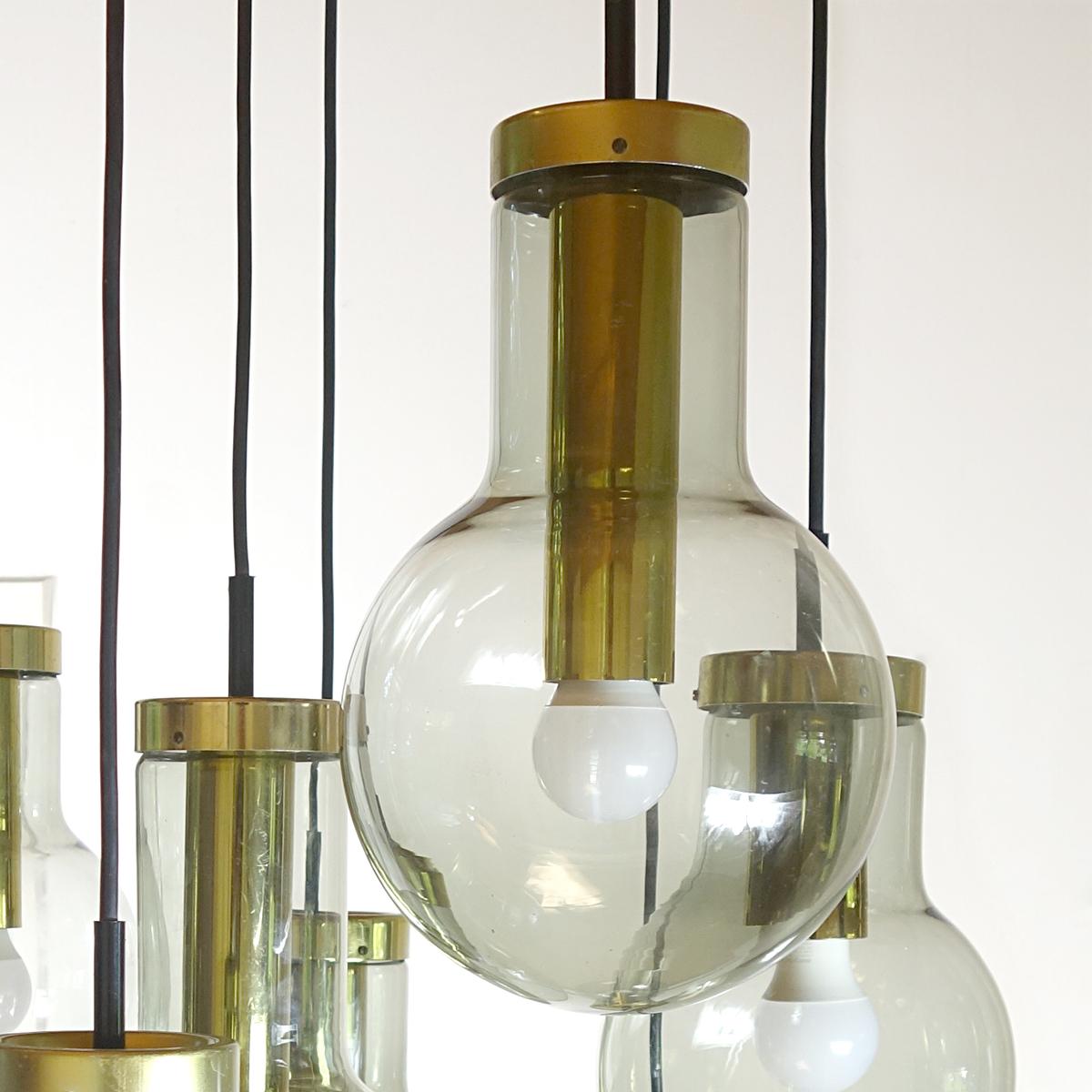 Questo splendido lampadario è realizzato dal produttore olandese di lampade del Medioevo per eccellenza, RAAK Amsterdam. È stato battezzato maxi-globo a cascata. Questo imponente pezzo è composto da ben nove ciondoli dalle forme eleganti. Questi