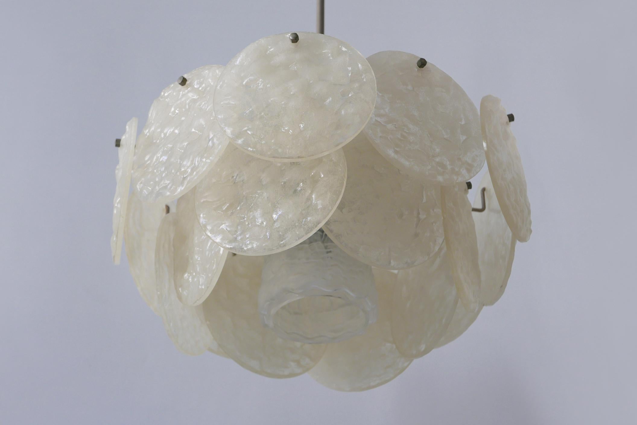Lampadario o lampada a sospensione moderna di metà secolo con dischi acrilici testurizzati, anni '60 in vendita 12