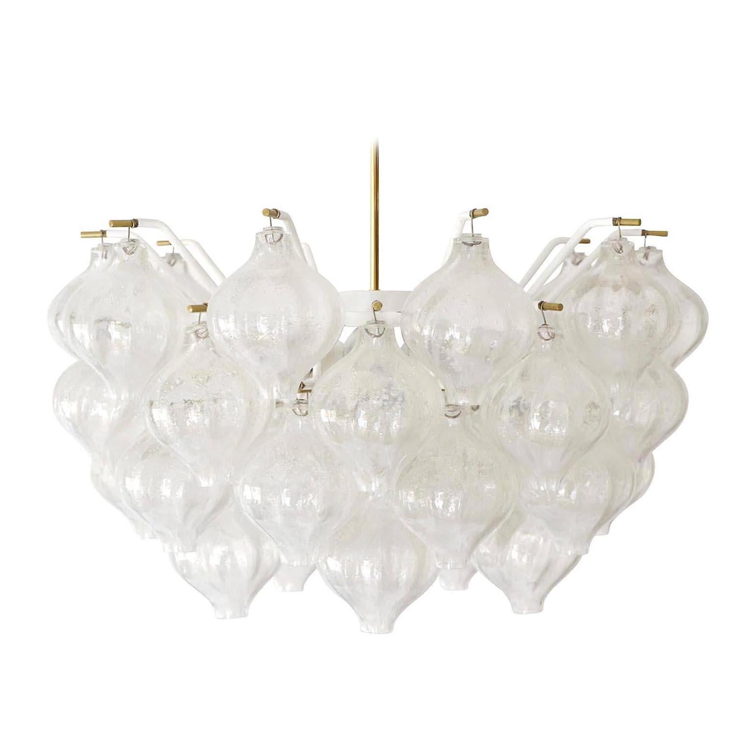 A fantastic light fixture model Tulipan by J.T. Kalmar, Vienna, Austria, manufactured in midcentury, circa 1970 (late 1960s or early 1970s).
Two lights are available. The price is per light.
The name Tulipan derives from the tulip shaped hand blown