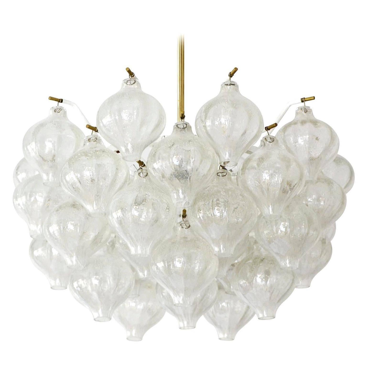 Mid-Century Modern Kronleuchter Pendelleuchte Kalmar 'Tulipan', Glas-Messing, 1970 (Österreichisch) im Angebot