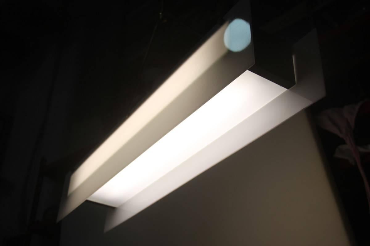 Lampadario Mid-Century Modern Color in plexiglass, ottone, bianco e nero 1950 in vendita 7