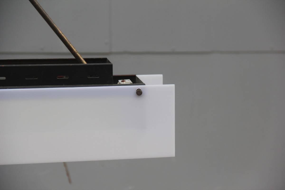 Lampadario italiano degli anni '50 Design minimalista e moderno, realizzato con plexiglass, ottone, vetro e piastre di metallo laccato. Ricorda molto lo stile di Arredoluce, illuminato è qualcosa di veramente elegante e razionale.