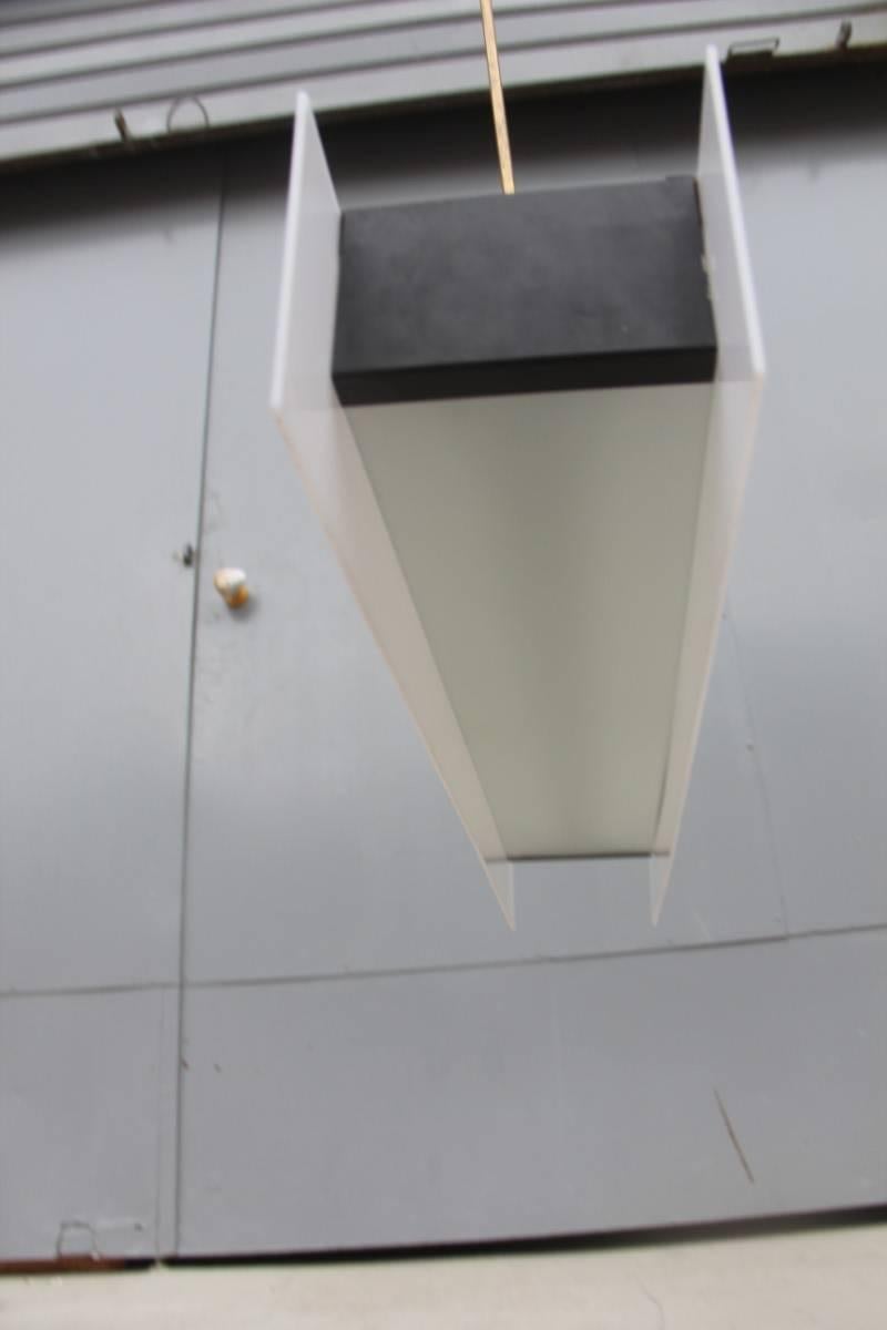 Metà XX secolo Lampadario Mid-Century Modern Color in plexiglass, ottone, bianco e nero 1950 in vendita