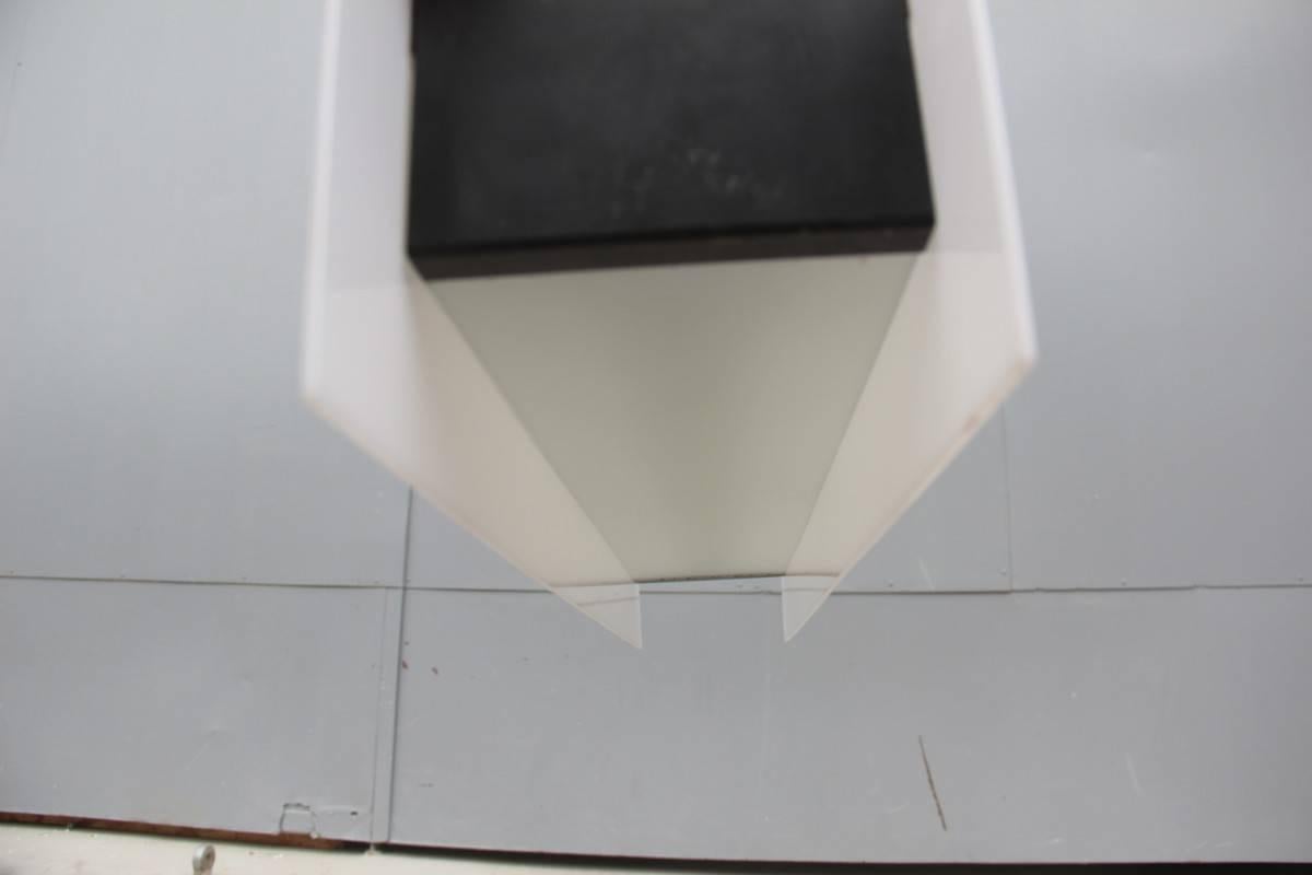 Lampadario Mid-Century Modern Color in plexiglass, ottone, bianco e nero 1950 in vendita 2