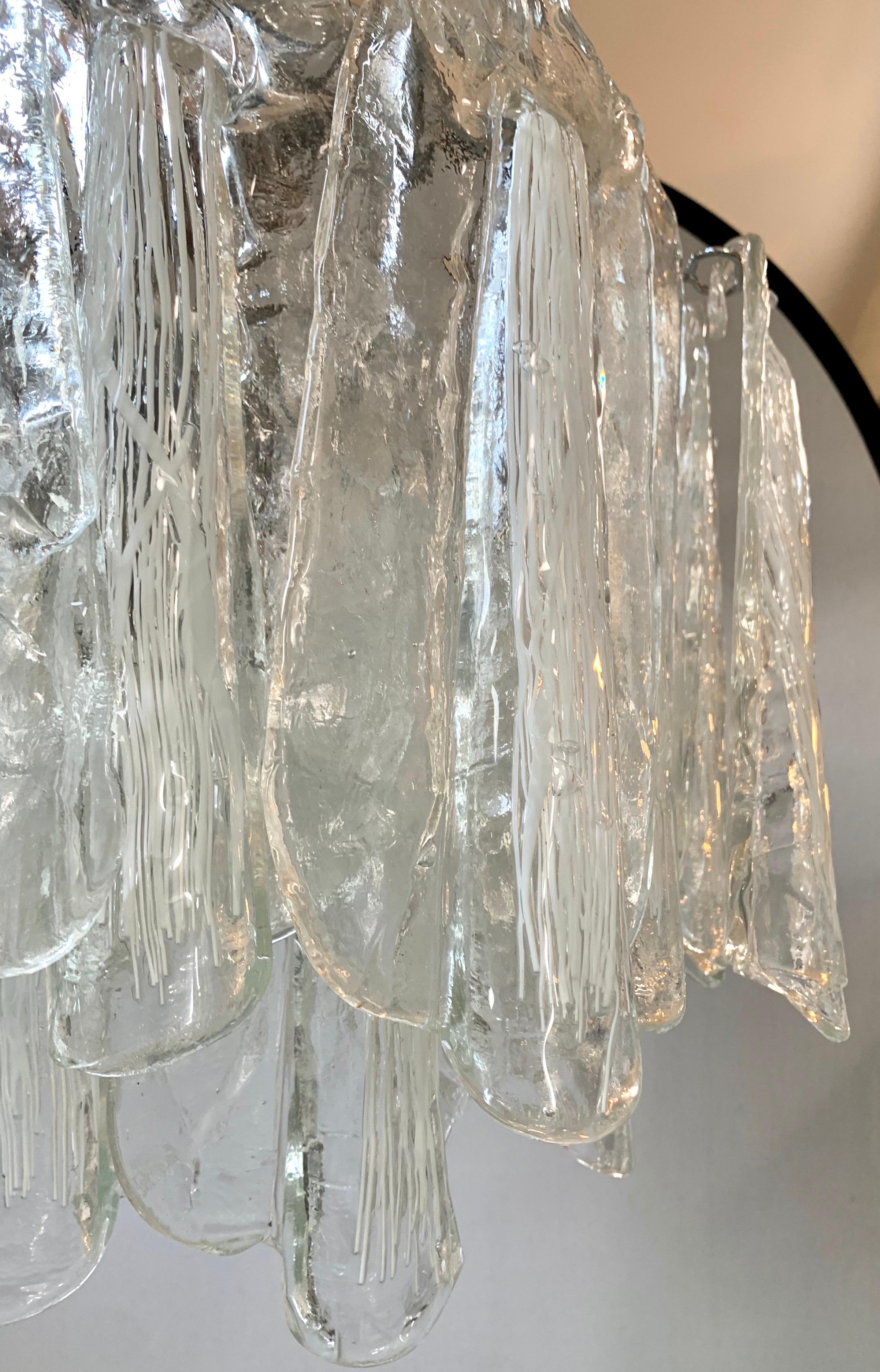 Moderner Kronleuchter aus der Mitte des Jahrhunderts mit hängendem Muranoglas, hergestellt in Italien im Zustand „Gut“ im Angebot in West Hartford, CT