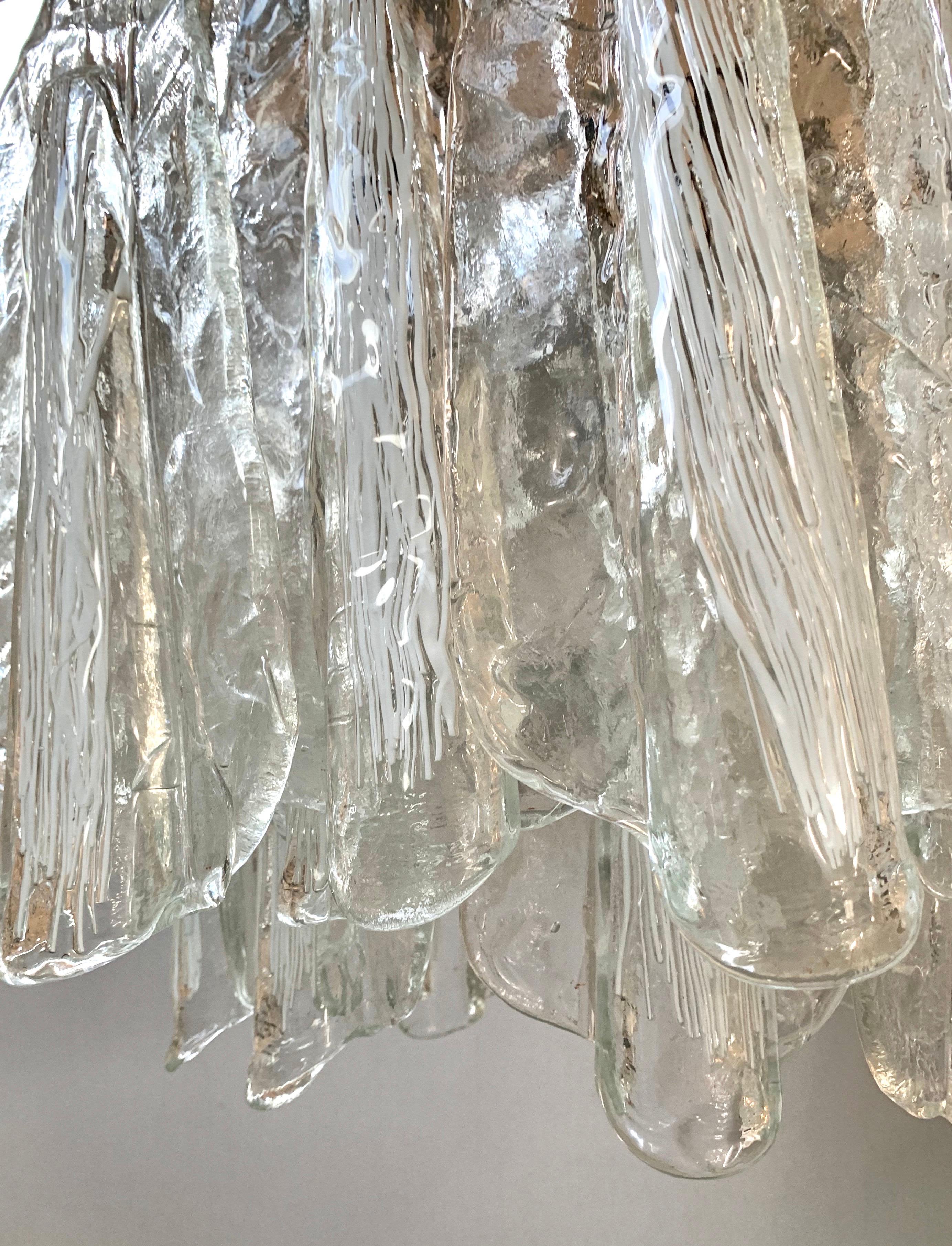 Moderner Kronleuchter aus der Mitte des Jahrhunderts mit hängendem Muranoglas, hergestellt in Italien (Stahl) im Angebot