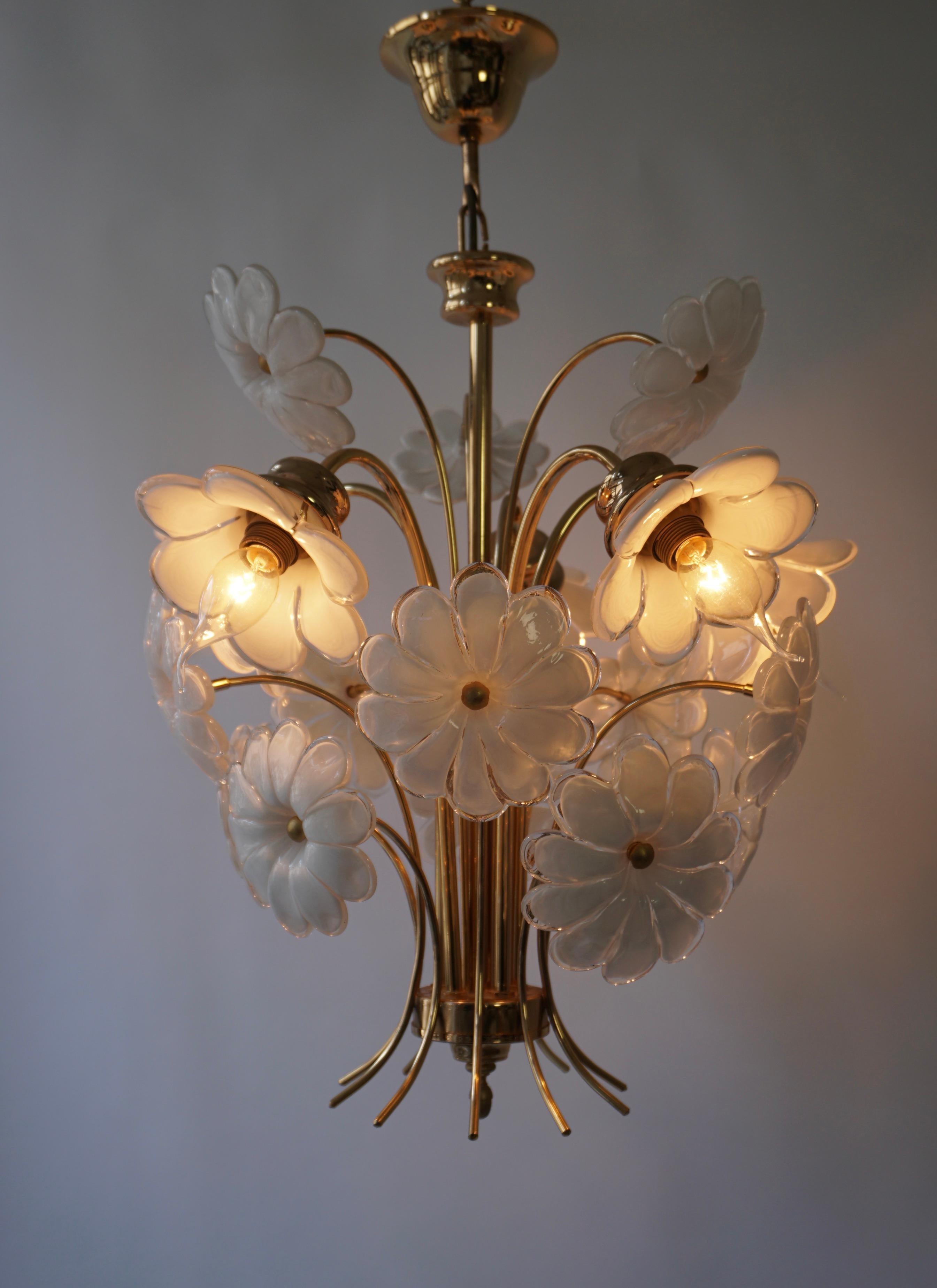 Very beautiful vintage Italian classic Franco Luce style chandelier gold-colored with white flowers.

The chandelier has five sockets for small incandescent lamps with screw base or E14 type LEDs. It is possible to install this fixture in all