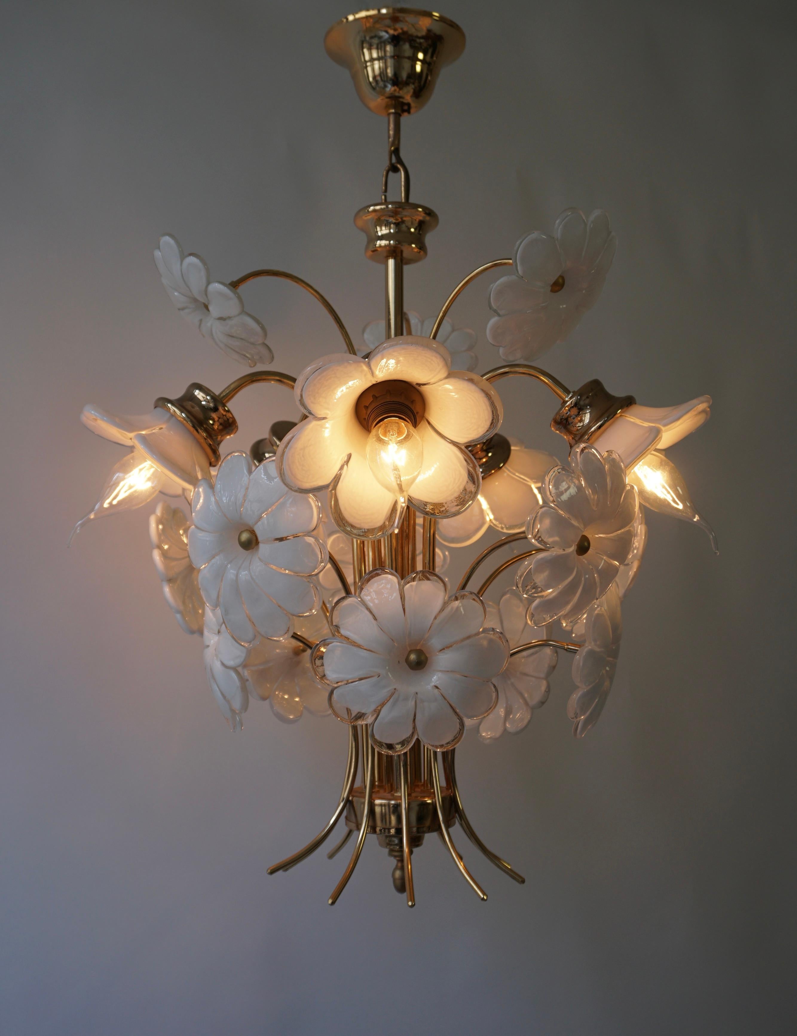 Mid-Century Modern Chandelier with Murano Glass Flowers In Good Condition For Sale In Antwerp, BE