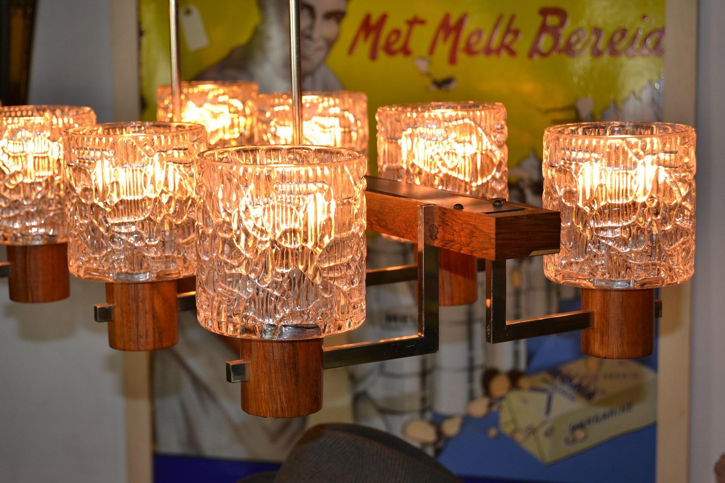 Araña de 8 luces de estilo escandinavo de madera, cromo y cristal artístico en venta 3