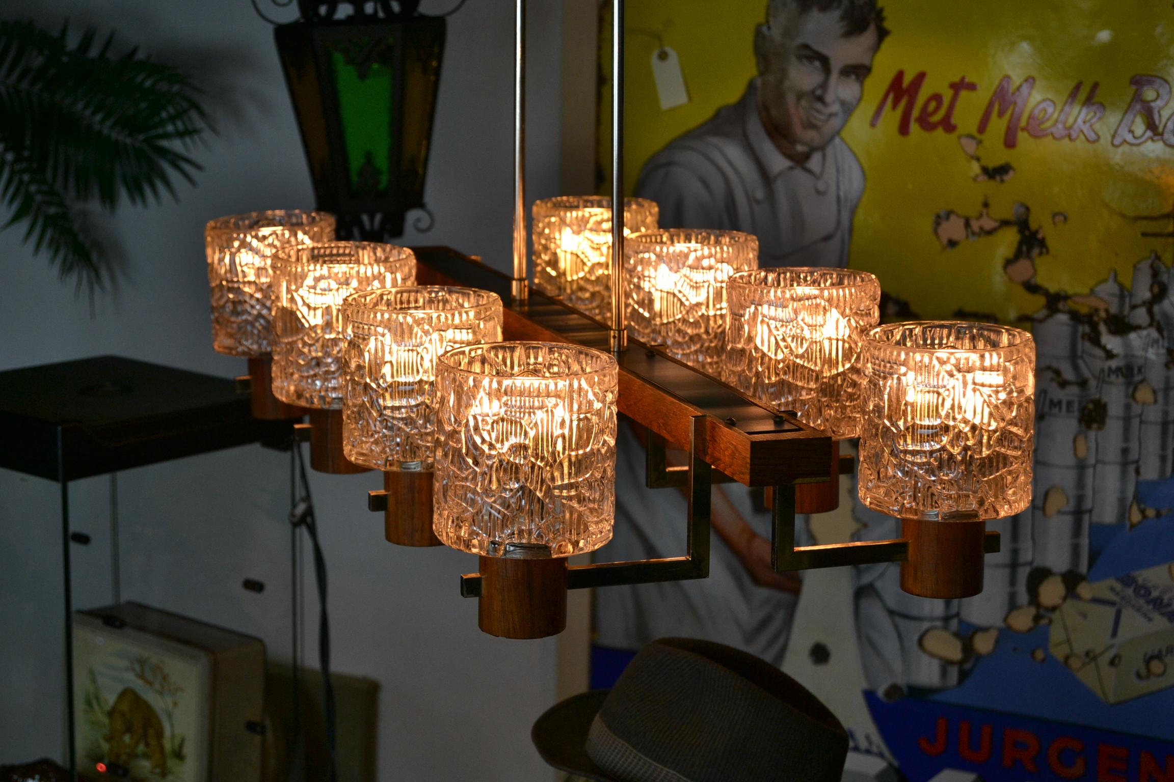 Araña de 8 luces de estilo escandinavo de madera, cromo y cristal artístico siglo XX en venta