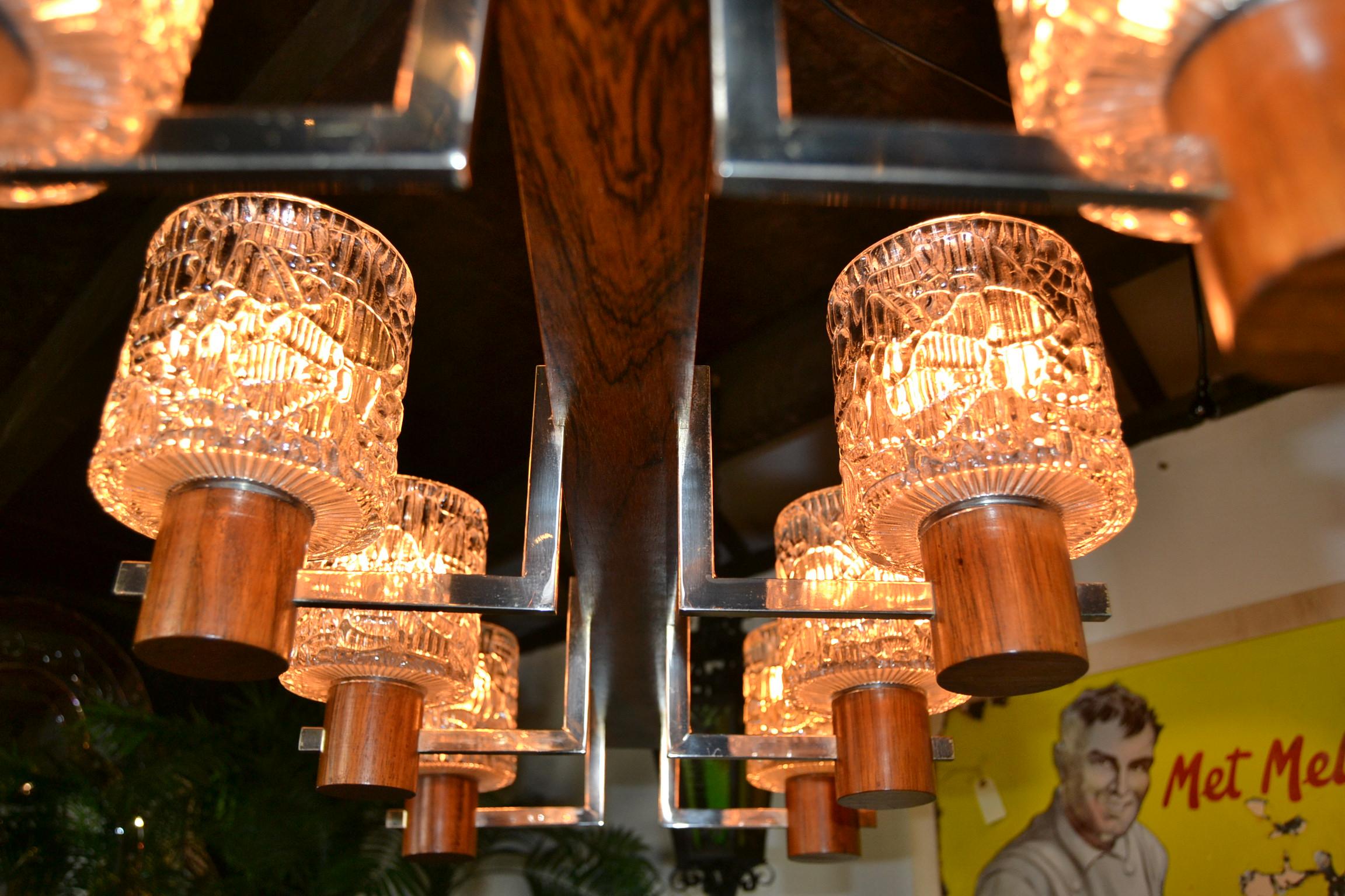 Scandinavian Style 8 light Chandelier of Wood, Chrome and Art Glass In Good Condition For Sale In Antwerp, BE
