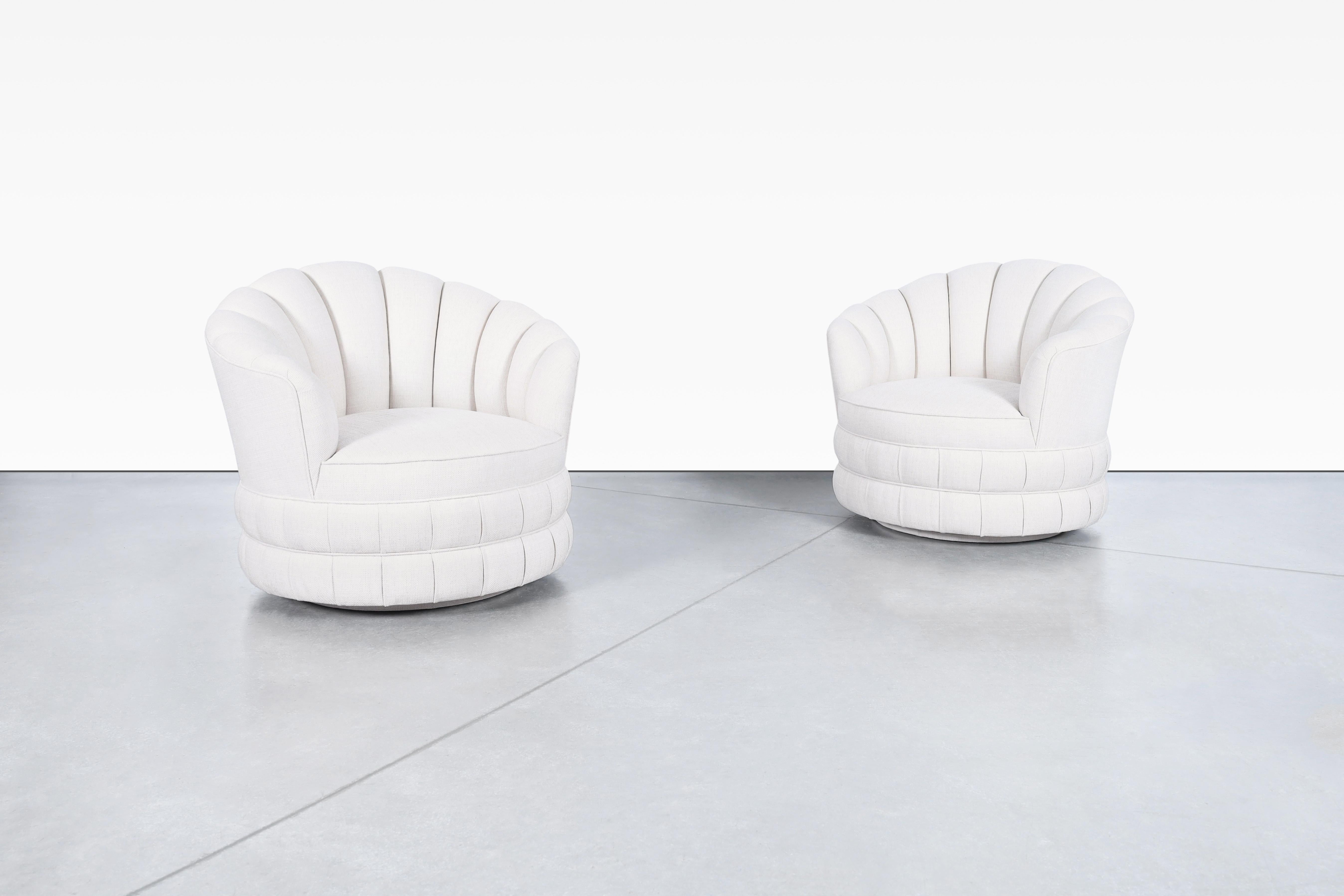 Voici de superbes chaises longues pivotantes modernes du milieu du siècle, originaires des États-Unis dans les années 1970. Ces chaises présentent un design circulaire élégant avec une silhouette gracieuse. Méticuleusement restaurées par nos
