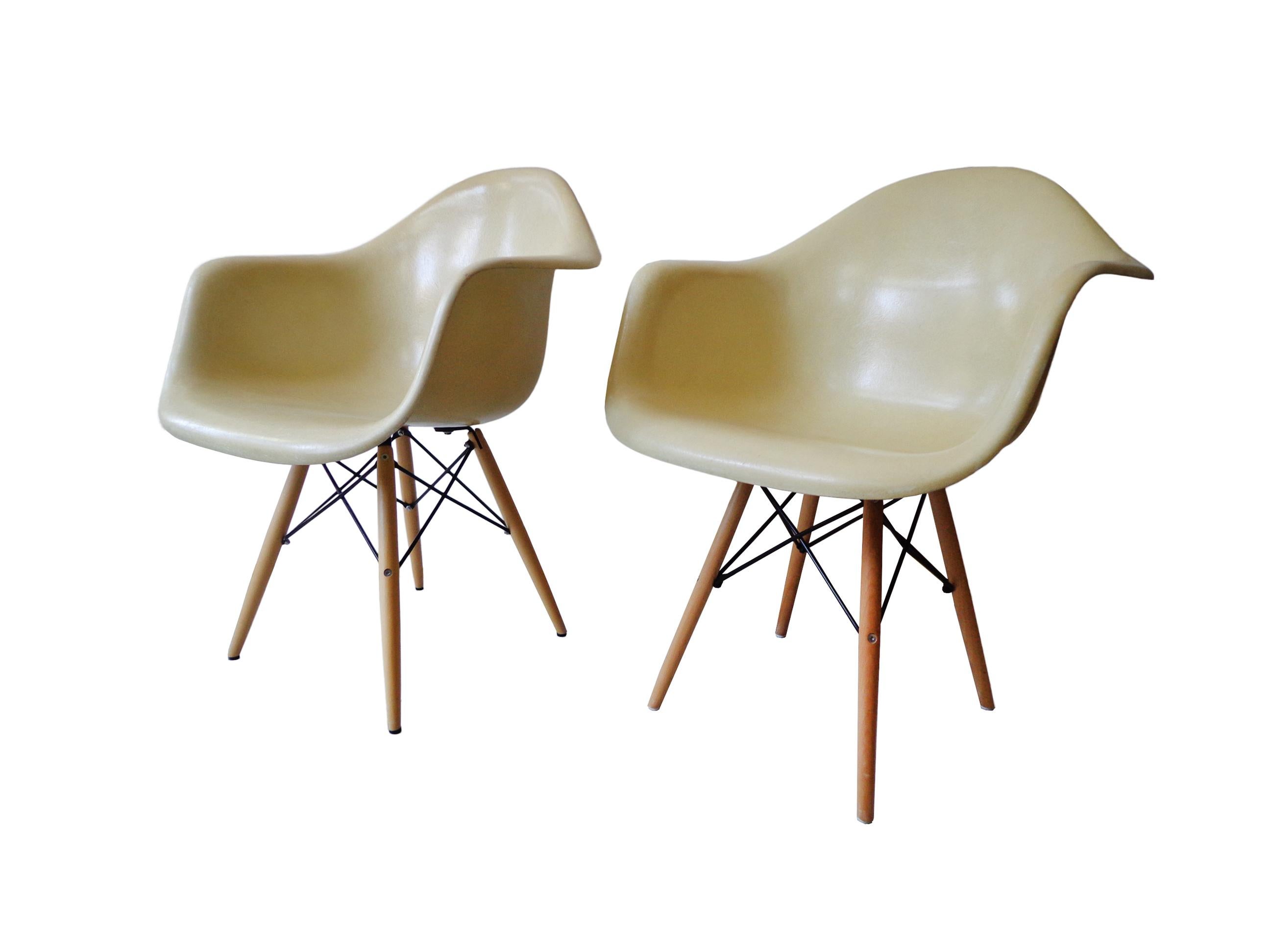 Offerd by Zitzo, Amsterdam: Here we have a iconic design classics from the Mid-Century Modern period. These vintage fiberglass shell armchair was designed by Charles Eames and produced by Herman Miller, circa 1970. The Dowel base is from a later