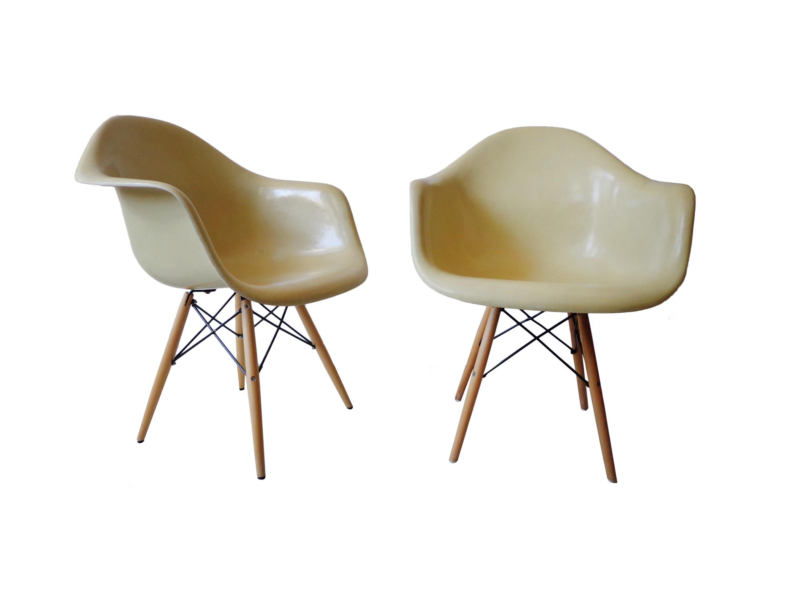 Mid-Century Modern Charles Eames Herman Miller Fiberglass Dining Chairs, 1960s In Good Condition For Sale In Amsterdam, NL