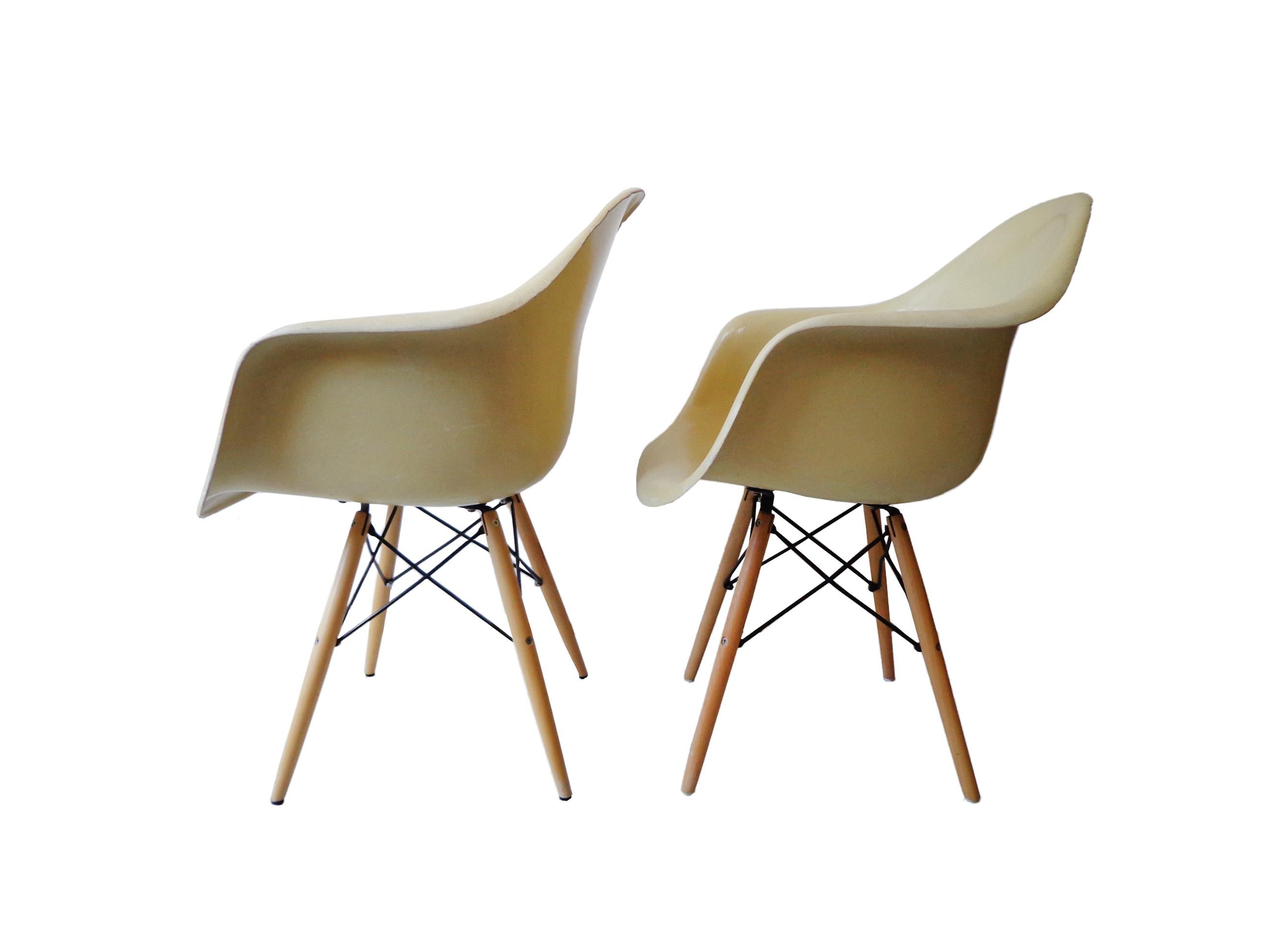 Late 20th Century Mid-Century Modern Charles Eames Herman Miller Fiberglass Dining Chairs, 1960s For Sale
