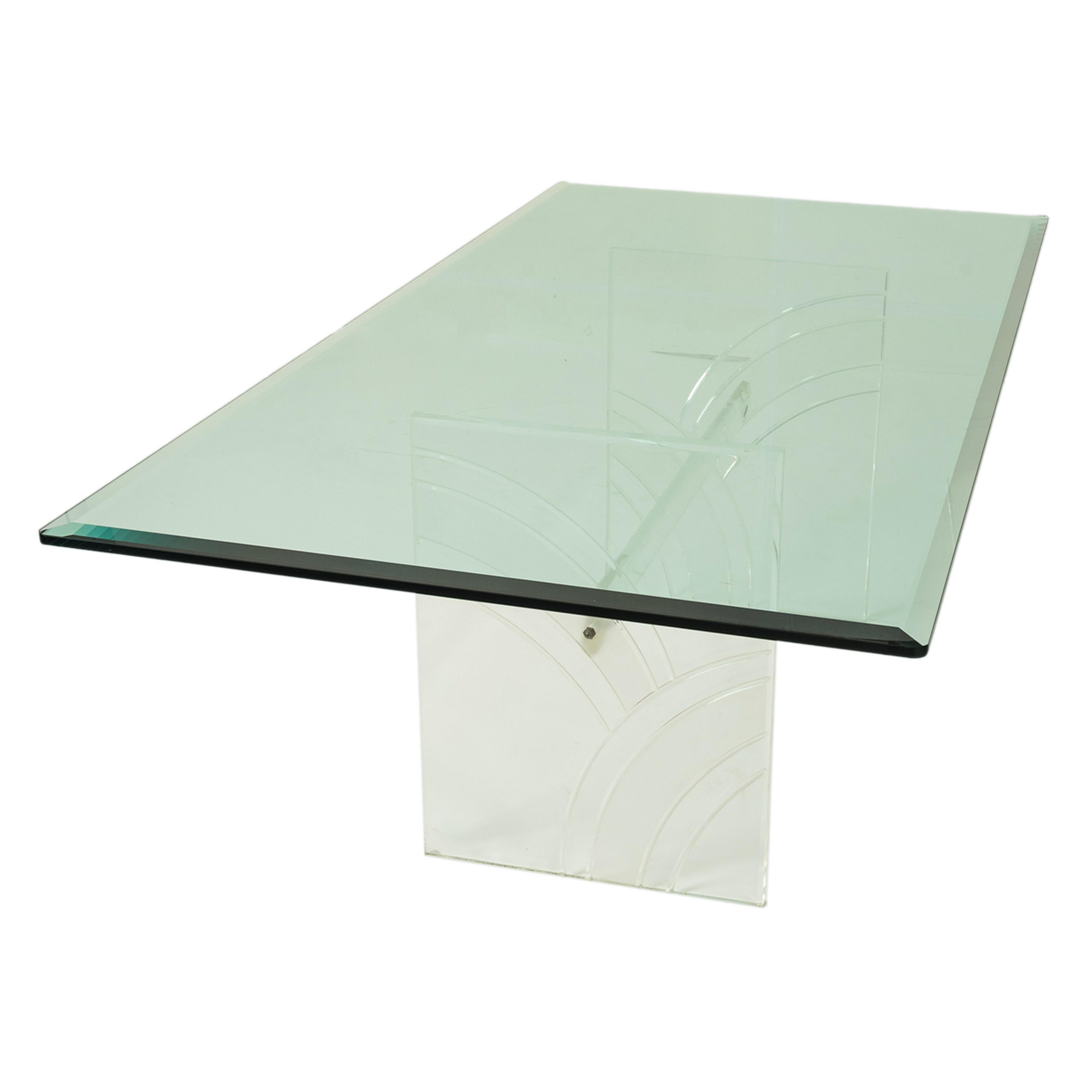 Une bonne table de salle à manger en Lucite et verre trempé, de Charles Jones (né en 1945), des années 1970.
La table a un long plateau en verre trempé épais et biseauté, la base est en Lucite clair avec deux supports verticaux substantiels avec un