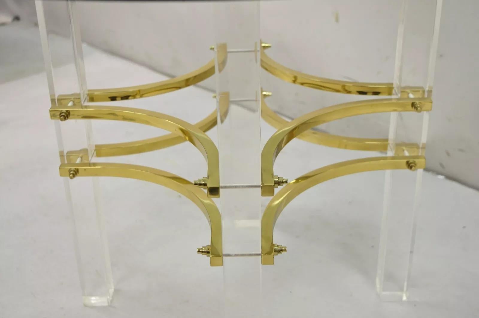Inconnu Table d'appoint ronde en laiton Lucite de style Charles Hollis Jones, mi-siècle moderne en vente
