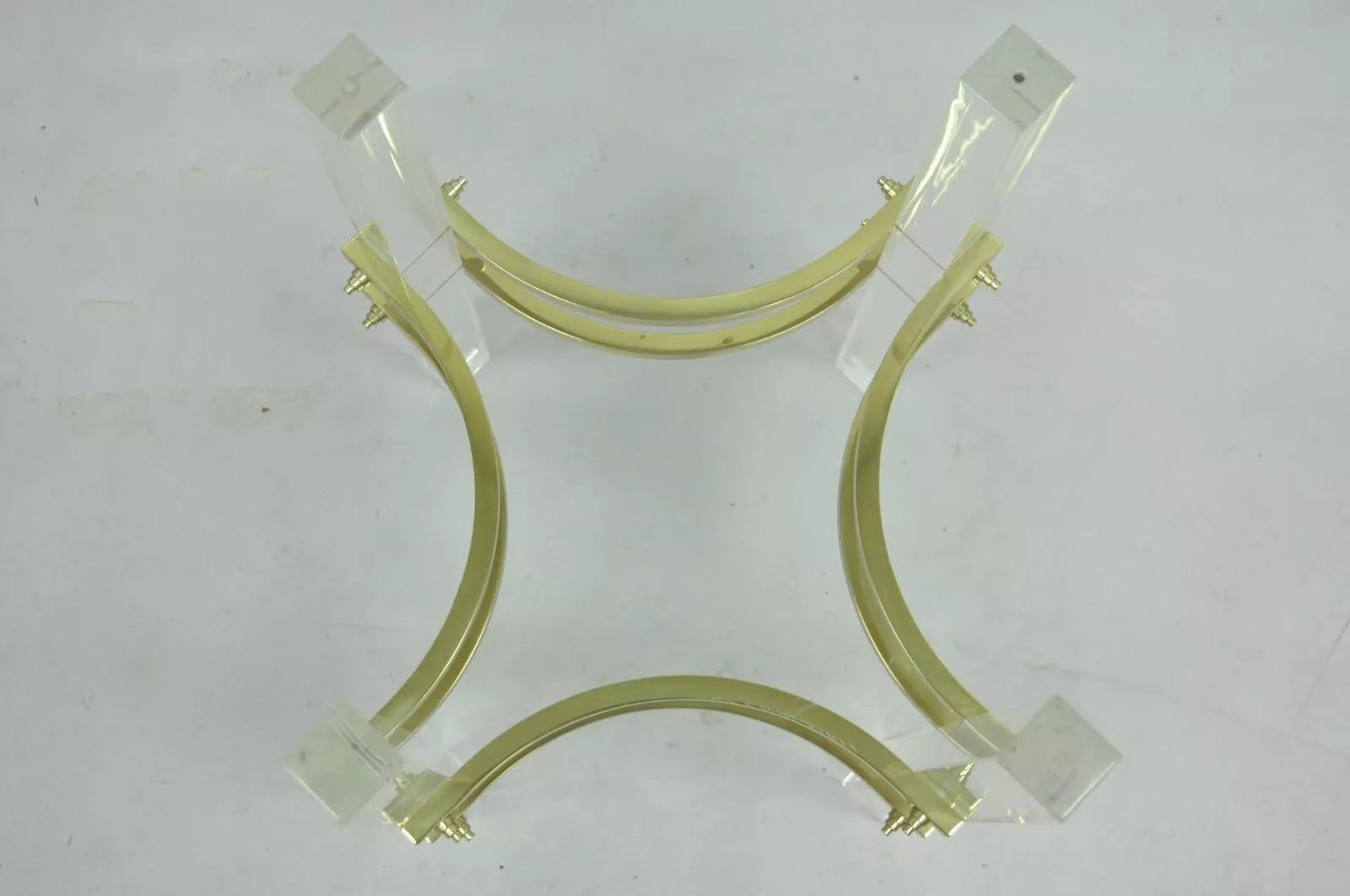 Table d'appoint ronde en laiton Lucite de style Charles Hollis Jones, mi-siècle moderne Bon état - En vente à Philadelphia, PA