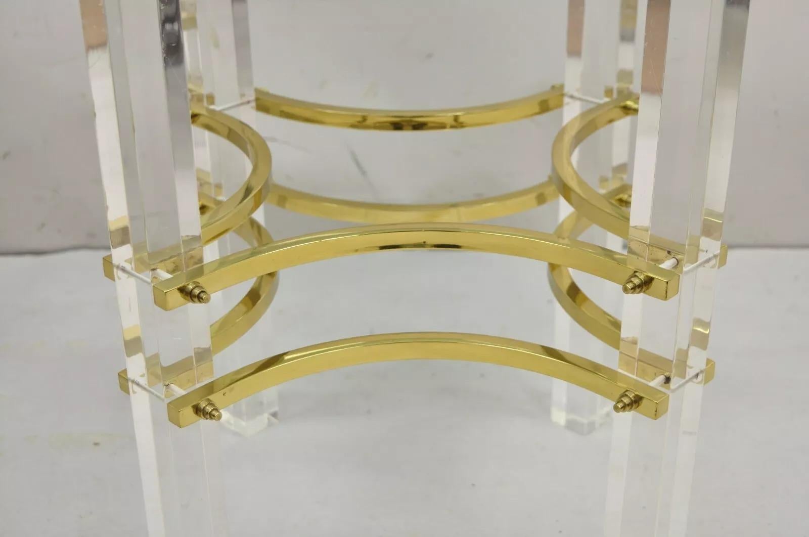 20ième siècle Table d'appoint ronde en laiton Lucite de style Charles Hollis Jones, mi-siècle moderne en vente