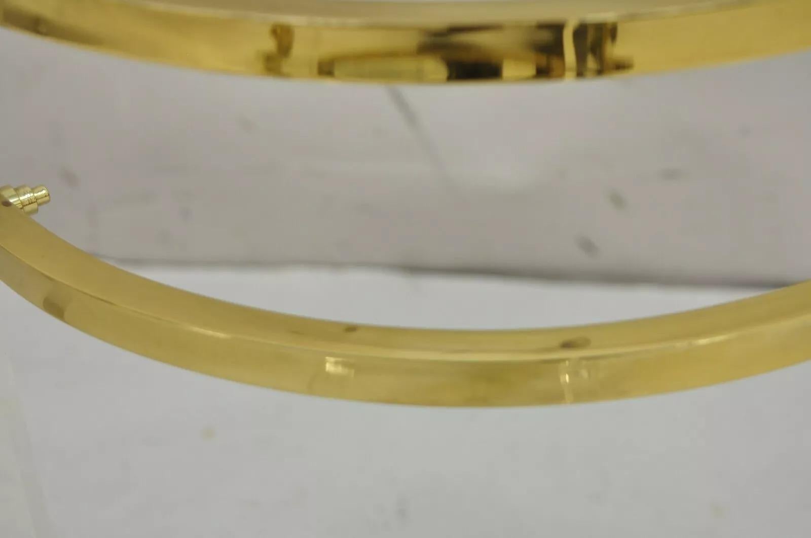 Laiton Table d'appoint ronde en laiton Lucite de style Charles Hollis Jones, mi-siècle moderne en vente