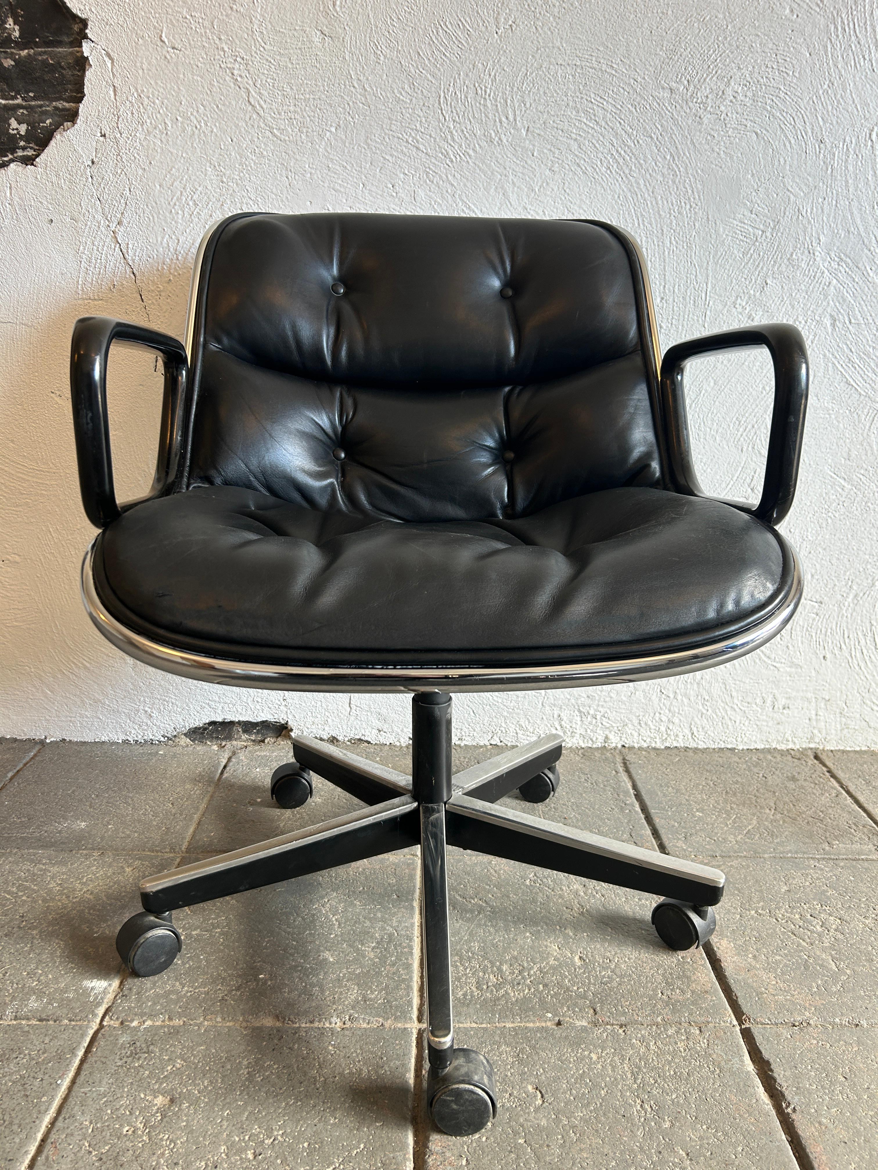 (1) Charles Pollock Stuhl für Knoll mit verchromtem Gestell und schwarzer Lederpolsterung. Pollock-Stühle sind Ikonen des Mid-Century Modern Design. Mit der Einführung dieses Stuhls in den 1960er Jahren revolutionierte Pollock das Sitzen im Büro.