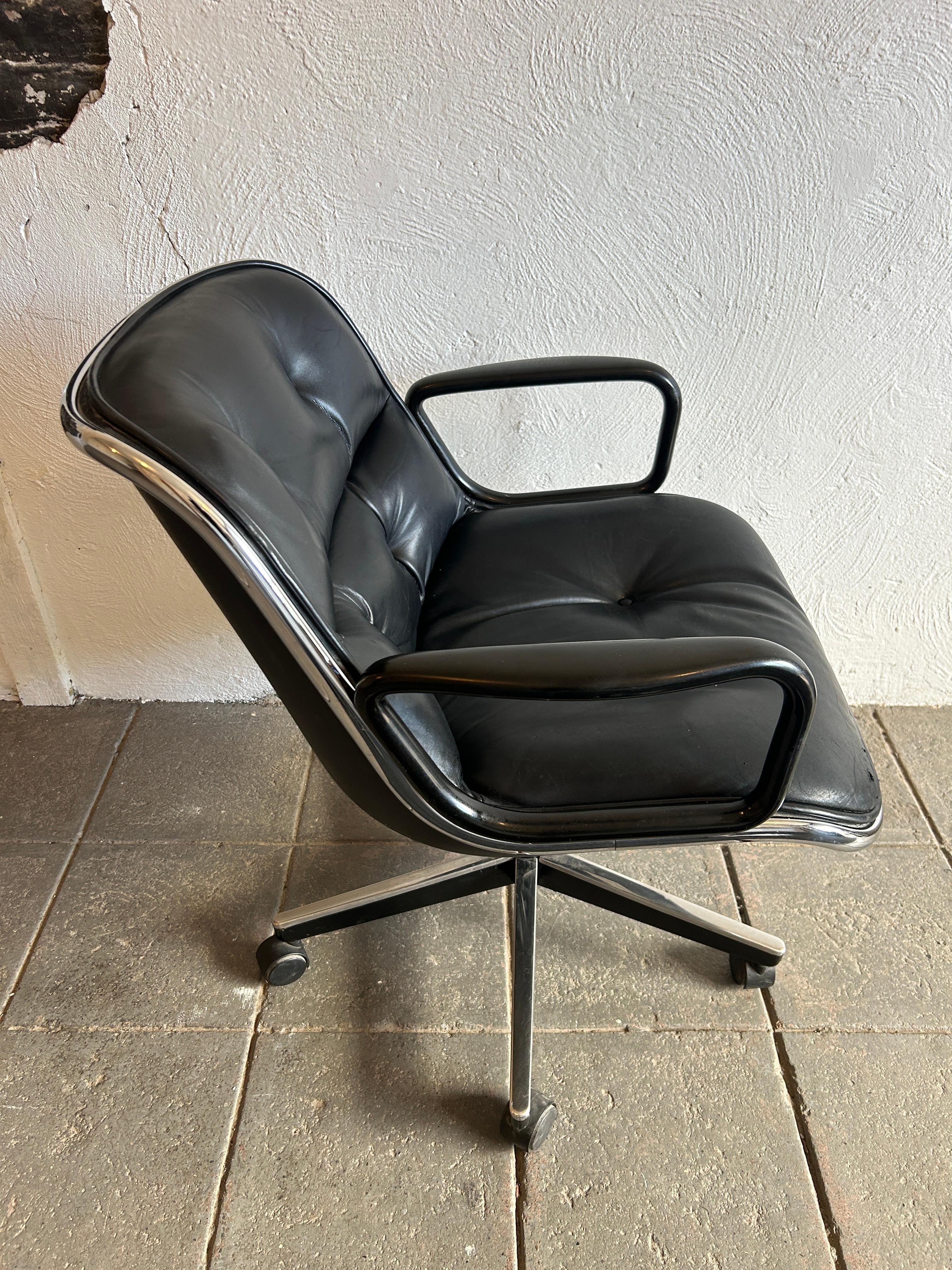 Américain Charles Pollock fauteuil de direction moderne du milieu du siècle dernier en cuir noir pour Knoll  en vente