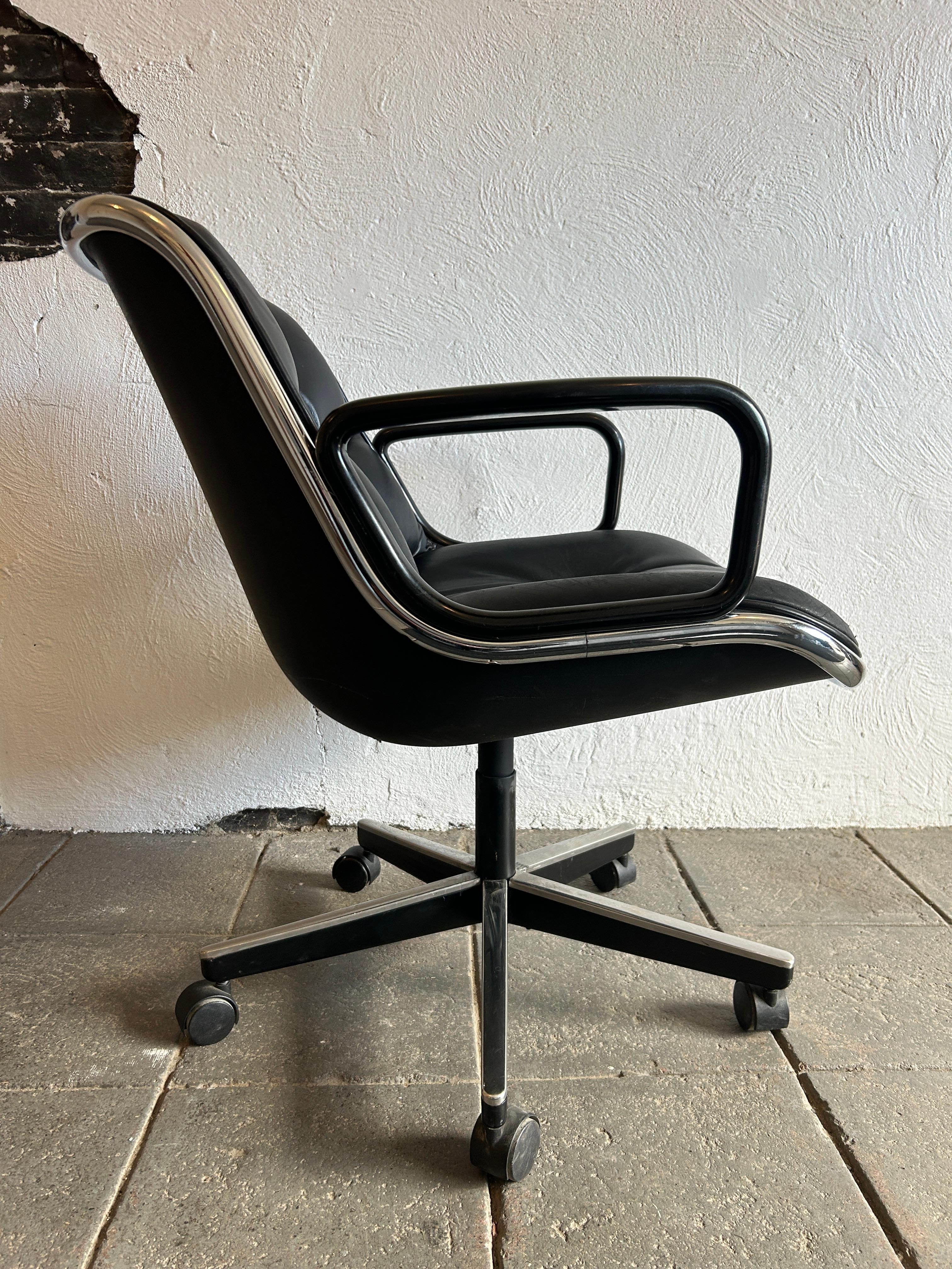 Charles Pollock fauteuil de direction moderne du milieu du siècle dernier en cuir noir pour Knoll  Bon état - En vente à BROOKLYN, NY