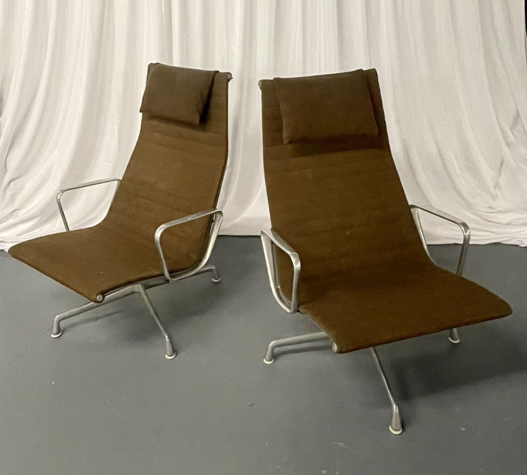 Mid-Century Modern Charles & Ray Eames fauteuils pivotants modernes du milieu du siècle dernier, ottomane, groupe de sièges en vente
