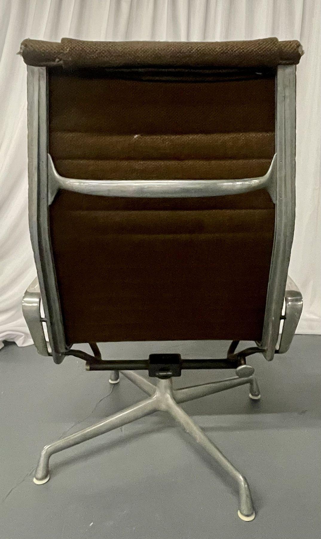 Textile Charles & Ray Eames fauteuils pivotants modernes du milieu du siècle dernier, ottomane, groupe de sièges en vente