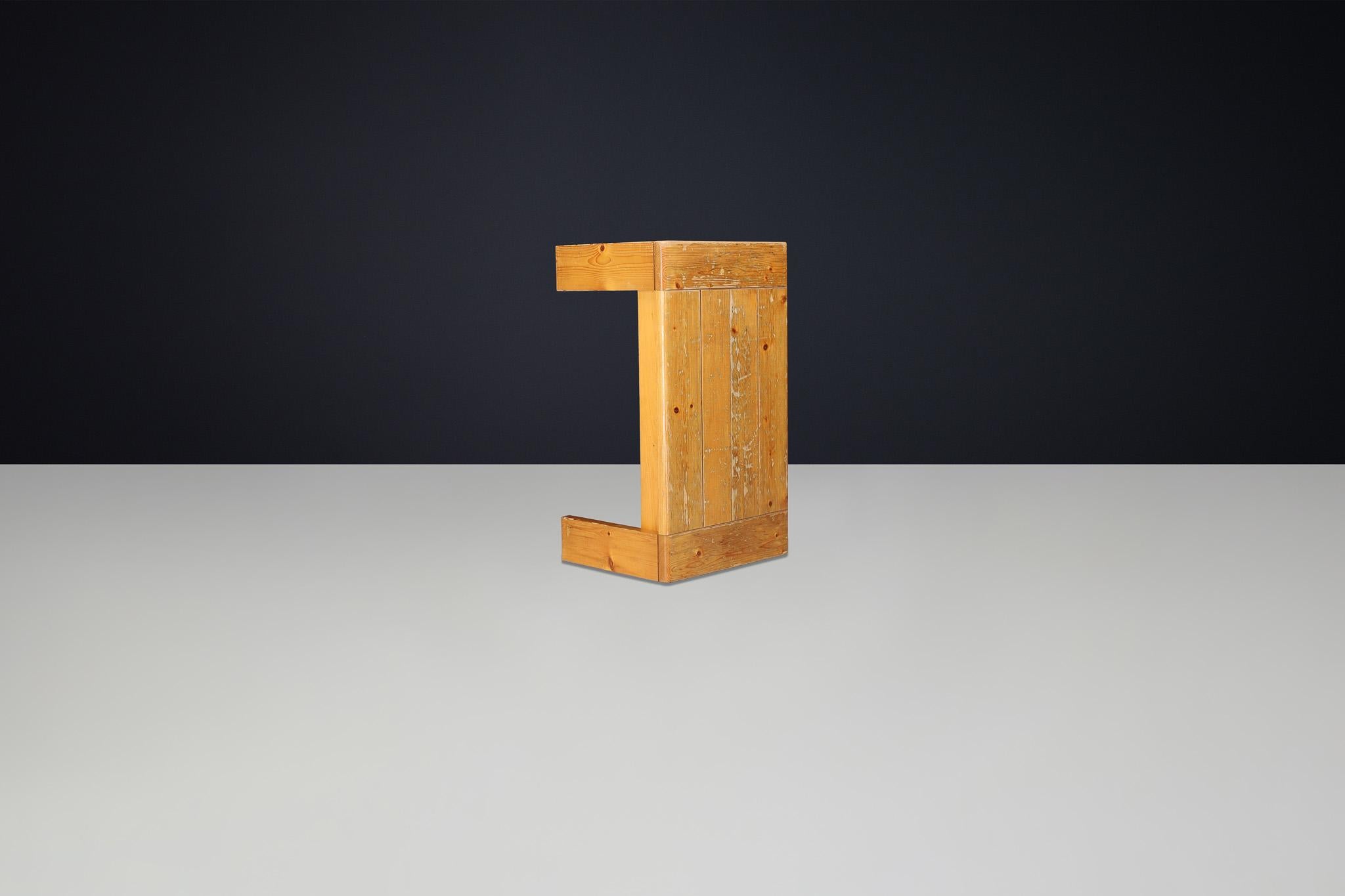 Table basse en pin de style Modernity Charlotte Perriand Les Arcs en vente 3