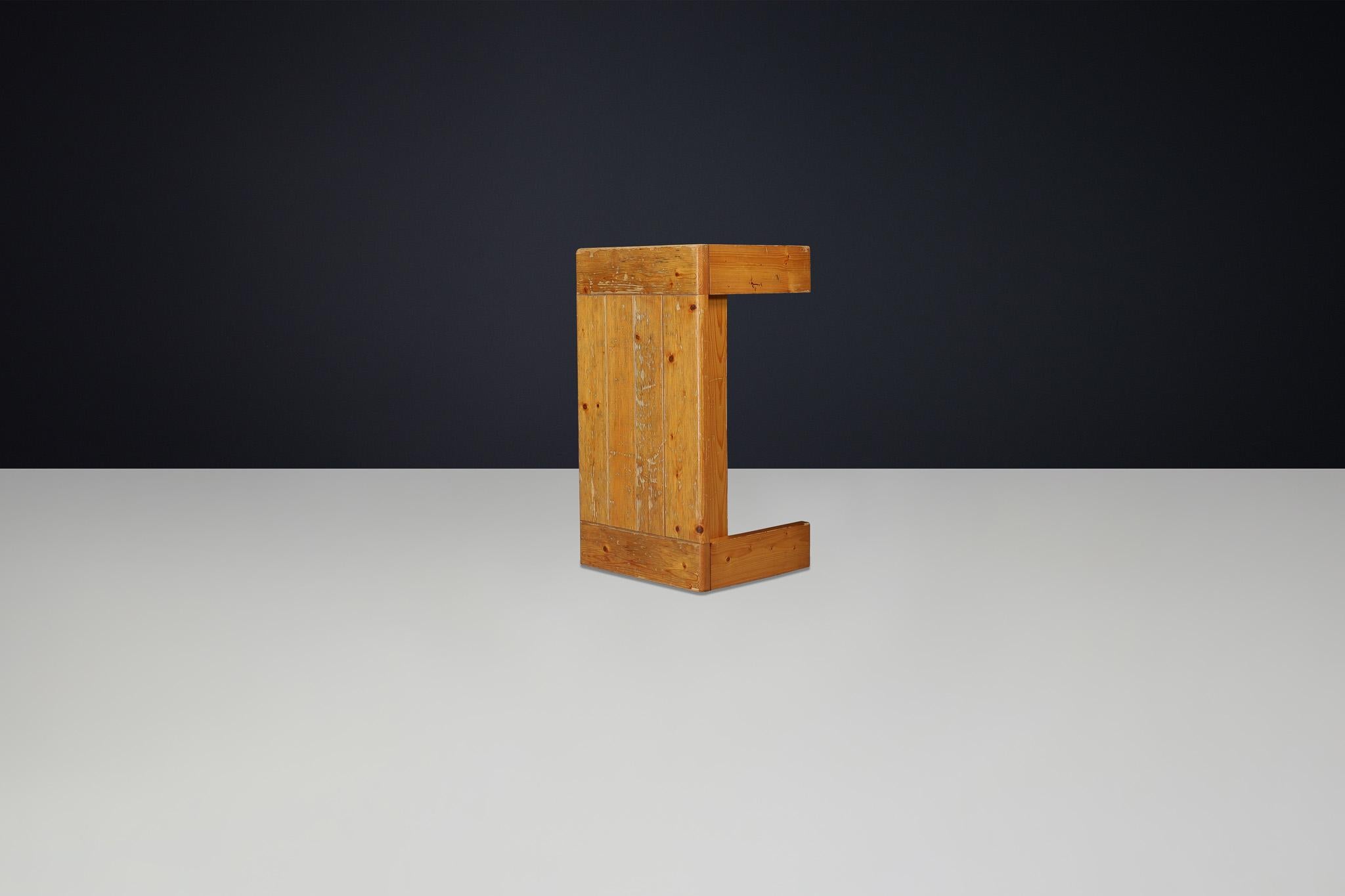 Table basse en pin de style Modernity Charlotte Perriand Les Arcs en vente 4