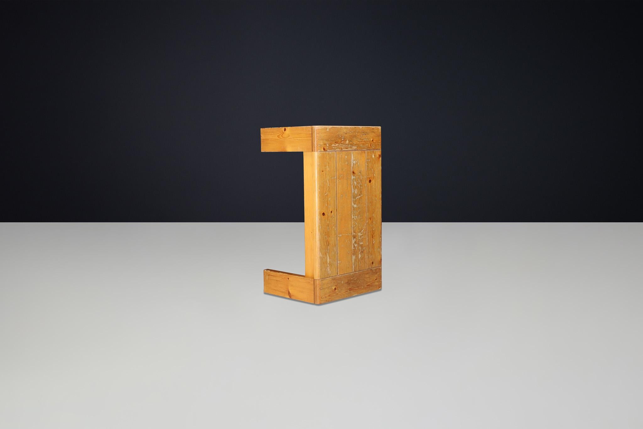 Table basse en pin de style Modernity Charlotte Perriand Les Arcs en vente 5