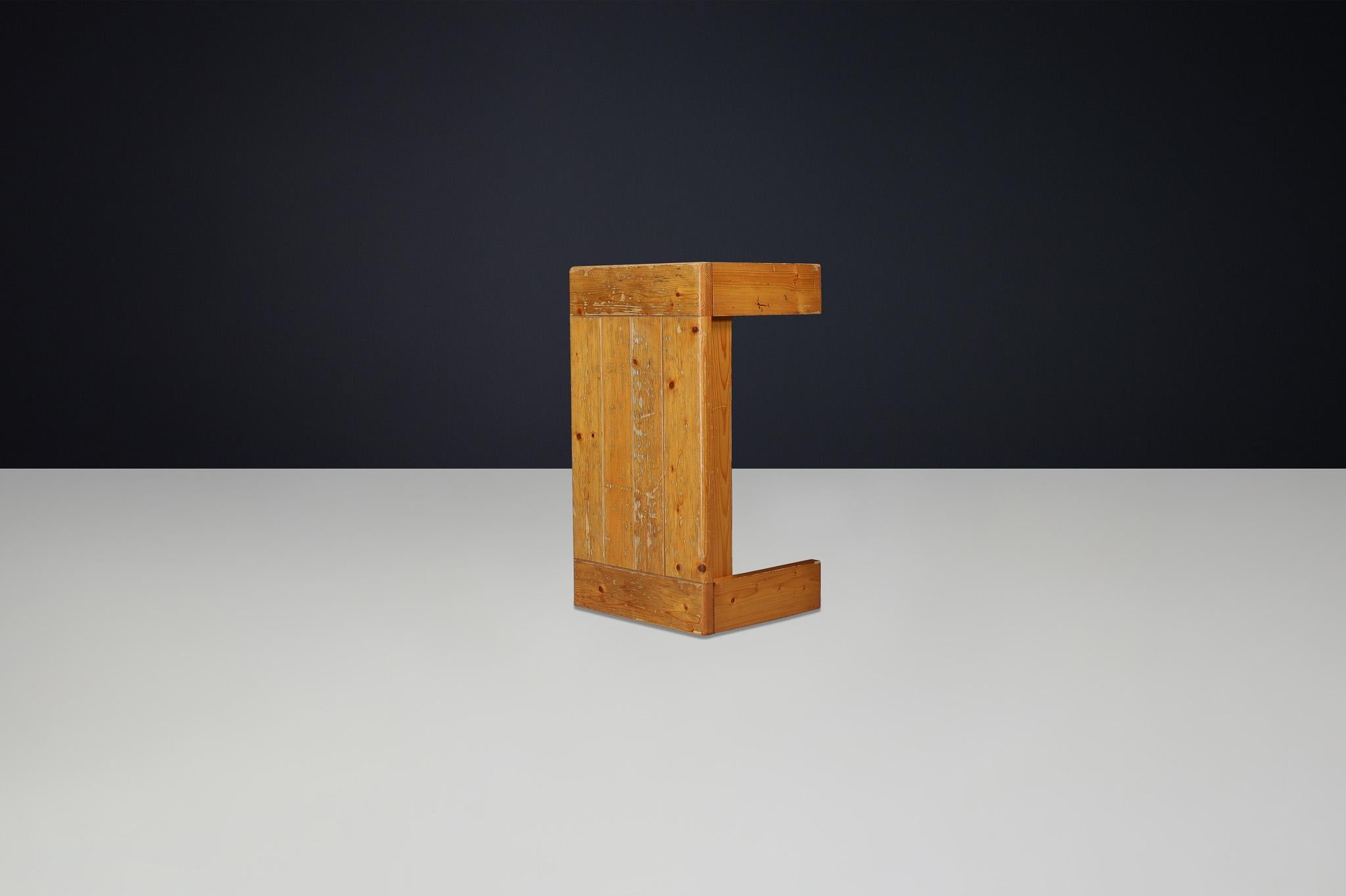 Table basse en pin de style Modernity Charlotte Perriand Les Arcs en vente 6