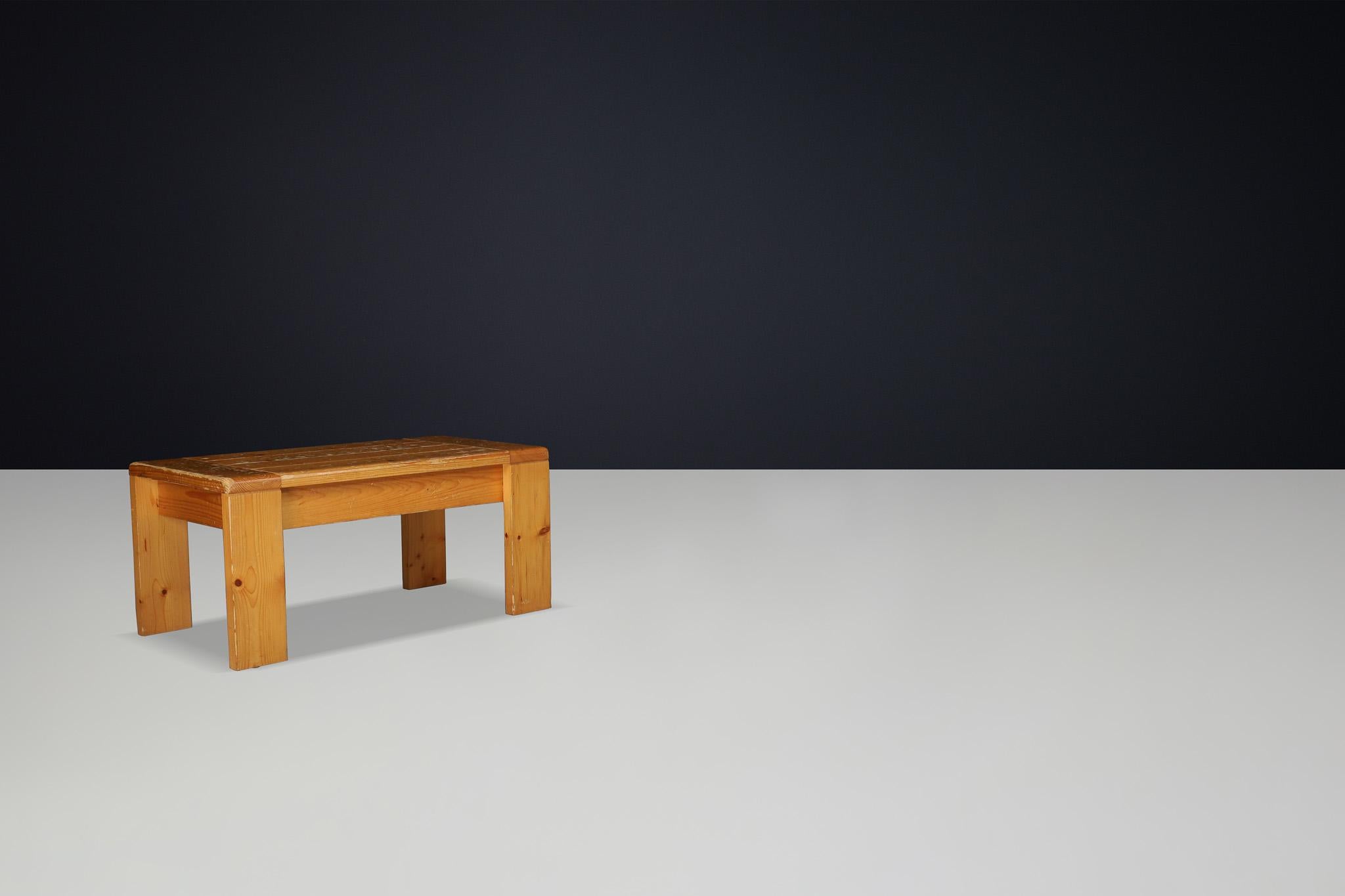 Table basse en pin de style Modernity Charlotte Perriand Les Arcs en vente 7