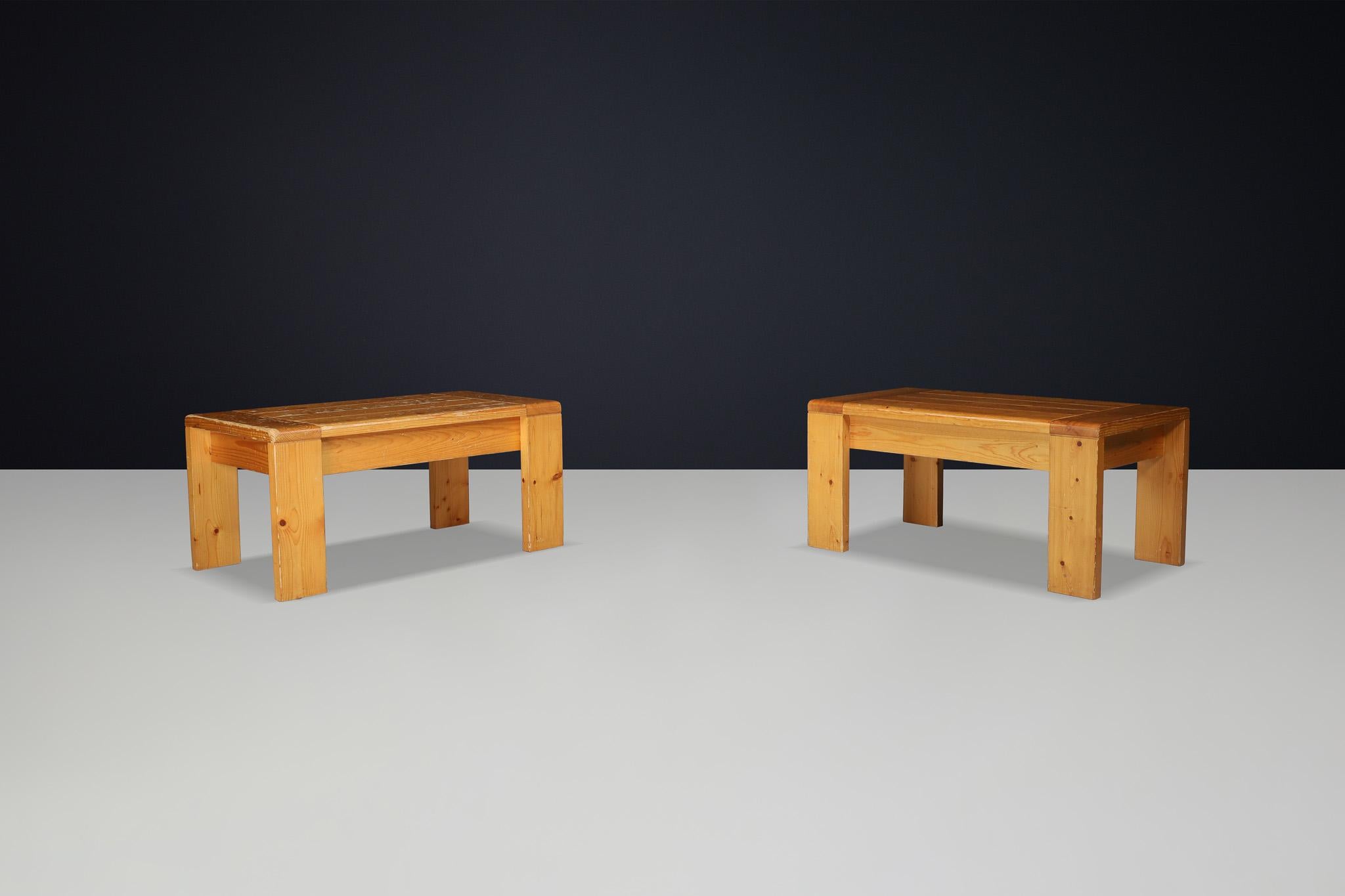 Table basse en pin de style Modernity Charlotte Perriand Les Arcs

Charlotte Perriand a conçu cette collection de tables basses rustiques mais élégamment minimalistes pour l'emblématique station de ski des Arcs, dans les Alpes françaises, au cours