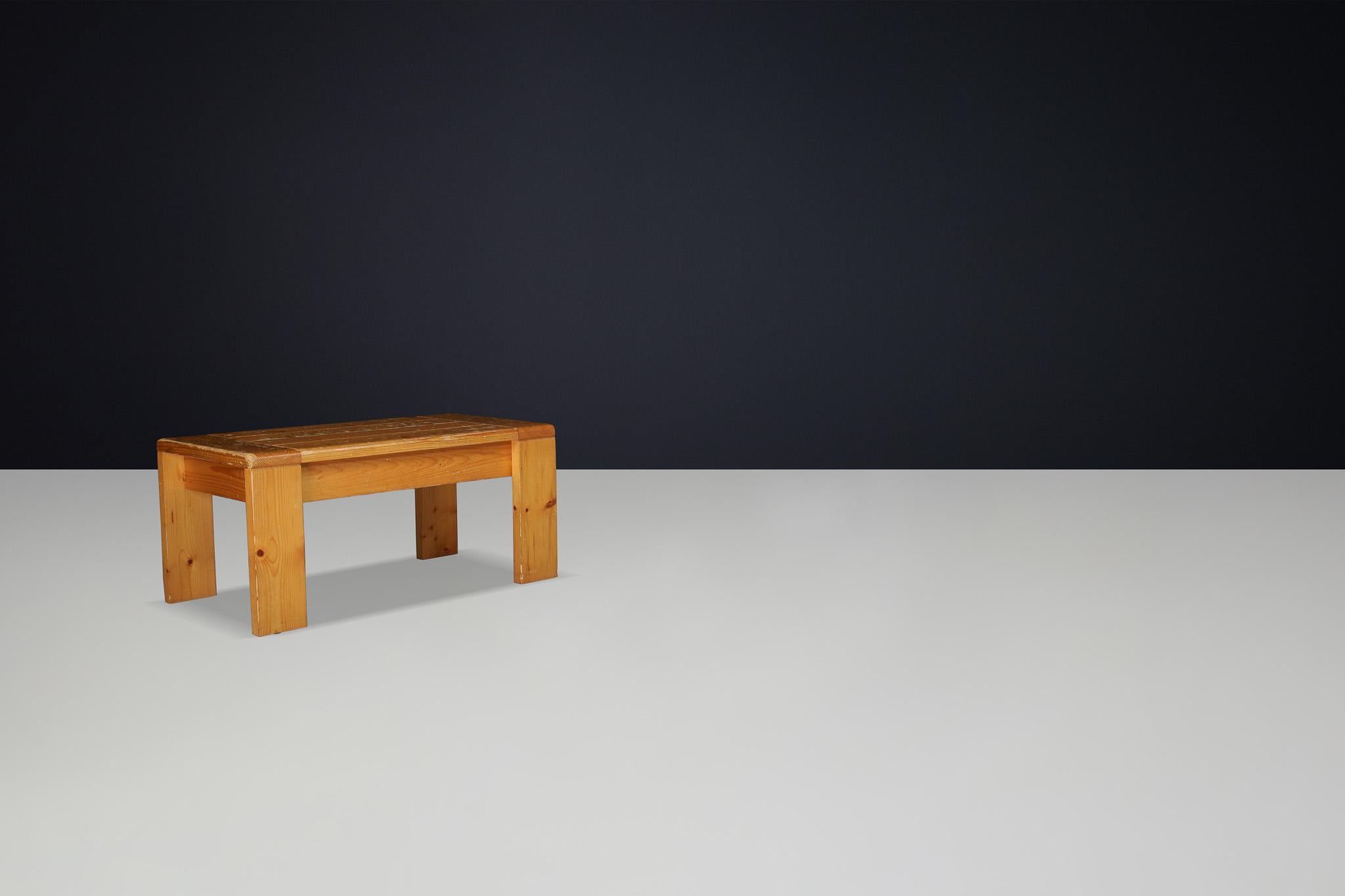 Mid-Century Modern Table basse en pin de style Modernity Charlotte Perriand Les Arcs en vente