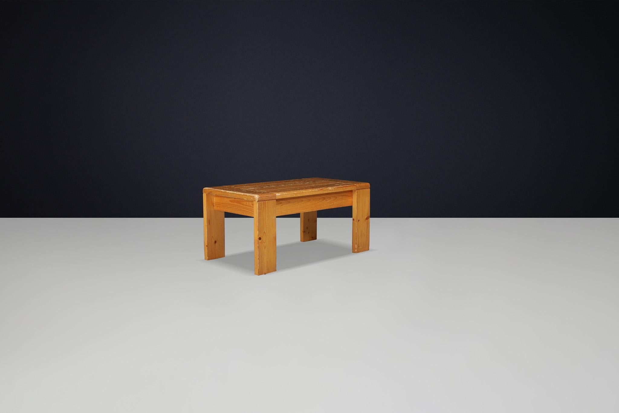 Français Table basse en pin de style Modernity Charlotte Perriand Les Arcs en vente