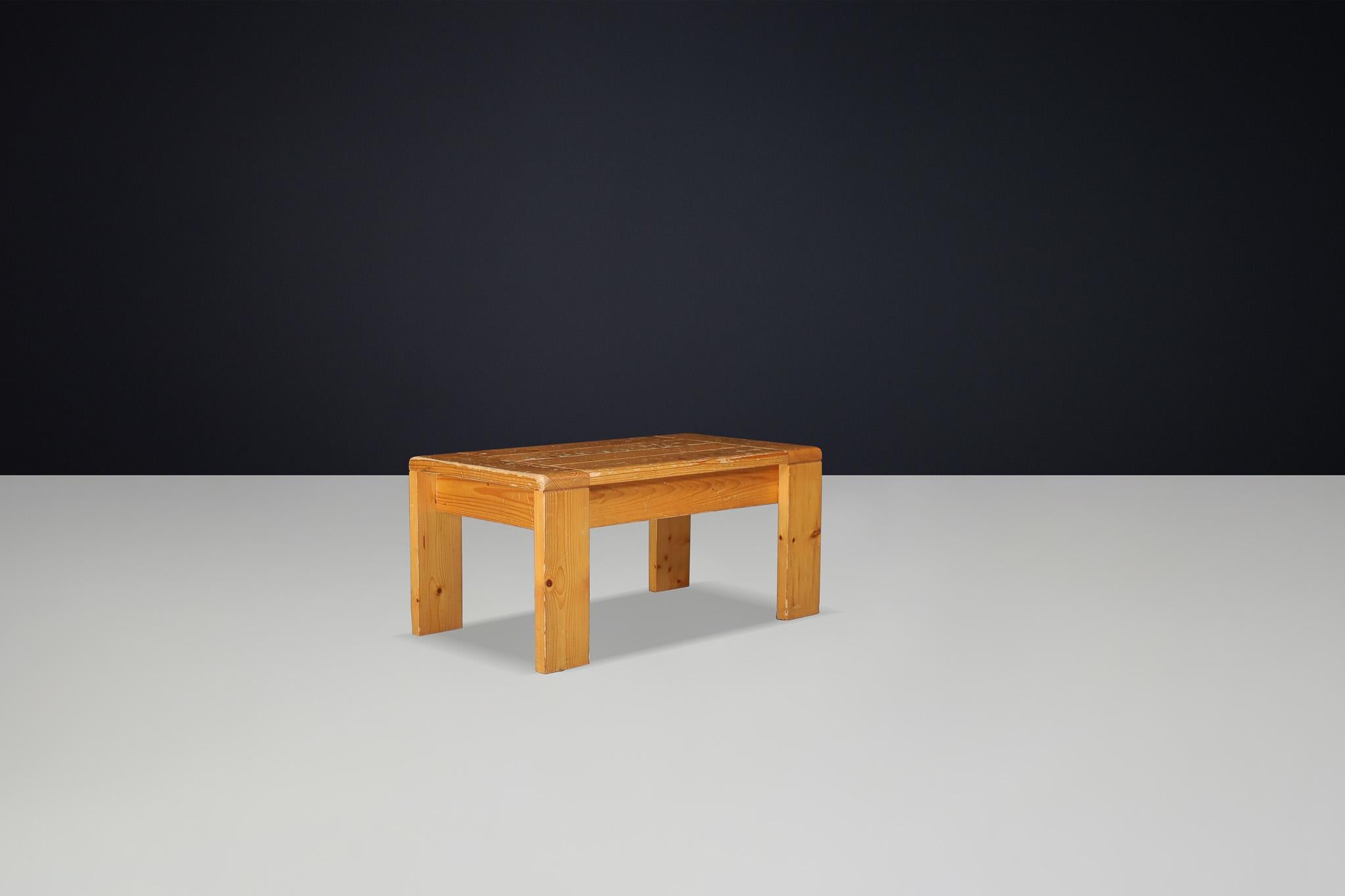 Table basse en pin de style Modernity Charlotte Perriand Les Arcs Bon état - En vente à Almelo, NL